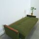 Slaapbank met groene stof en teakhout