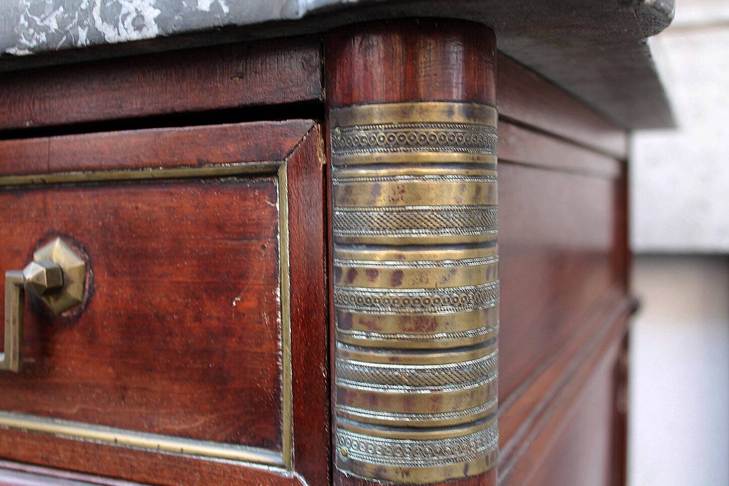 18th C. Mahogany Chest Of Drawers - Marble Top