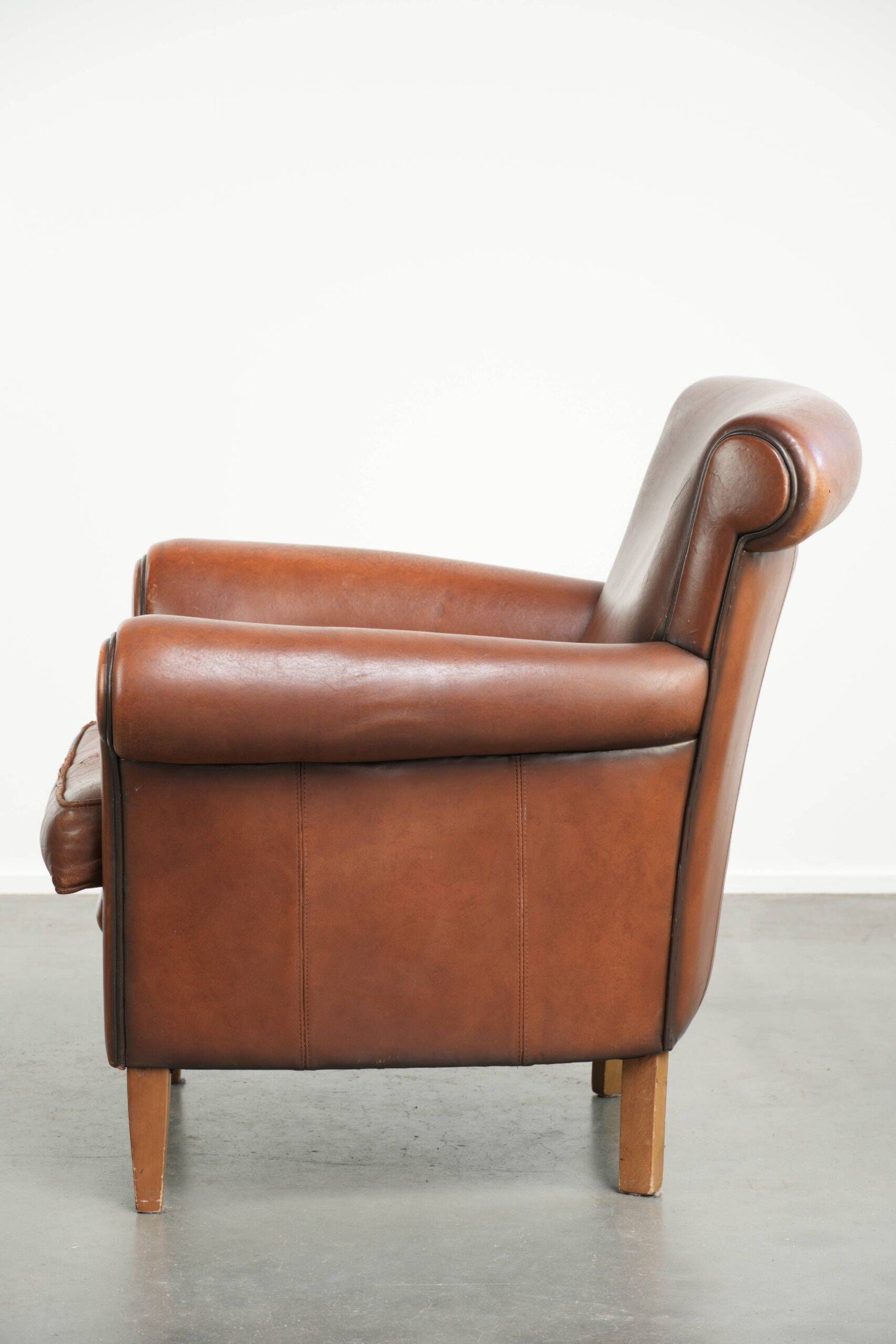 Timeless armchair made of sheepskin leather with a English look