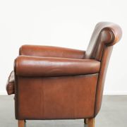 Timeless armchair made of sheepskin leather with a English look