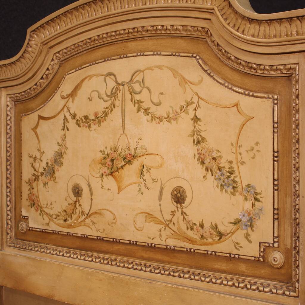 Paire de lits de style Louis XVI en bois laqué du XXe siècle