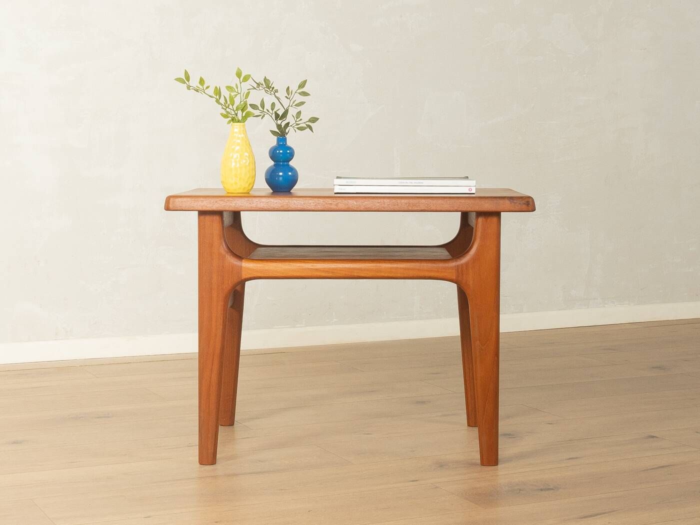 Table d'appoint élégante des années 1960 par Niels Bach A/S