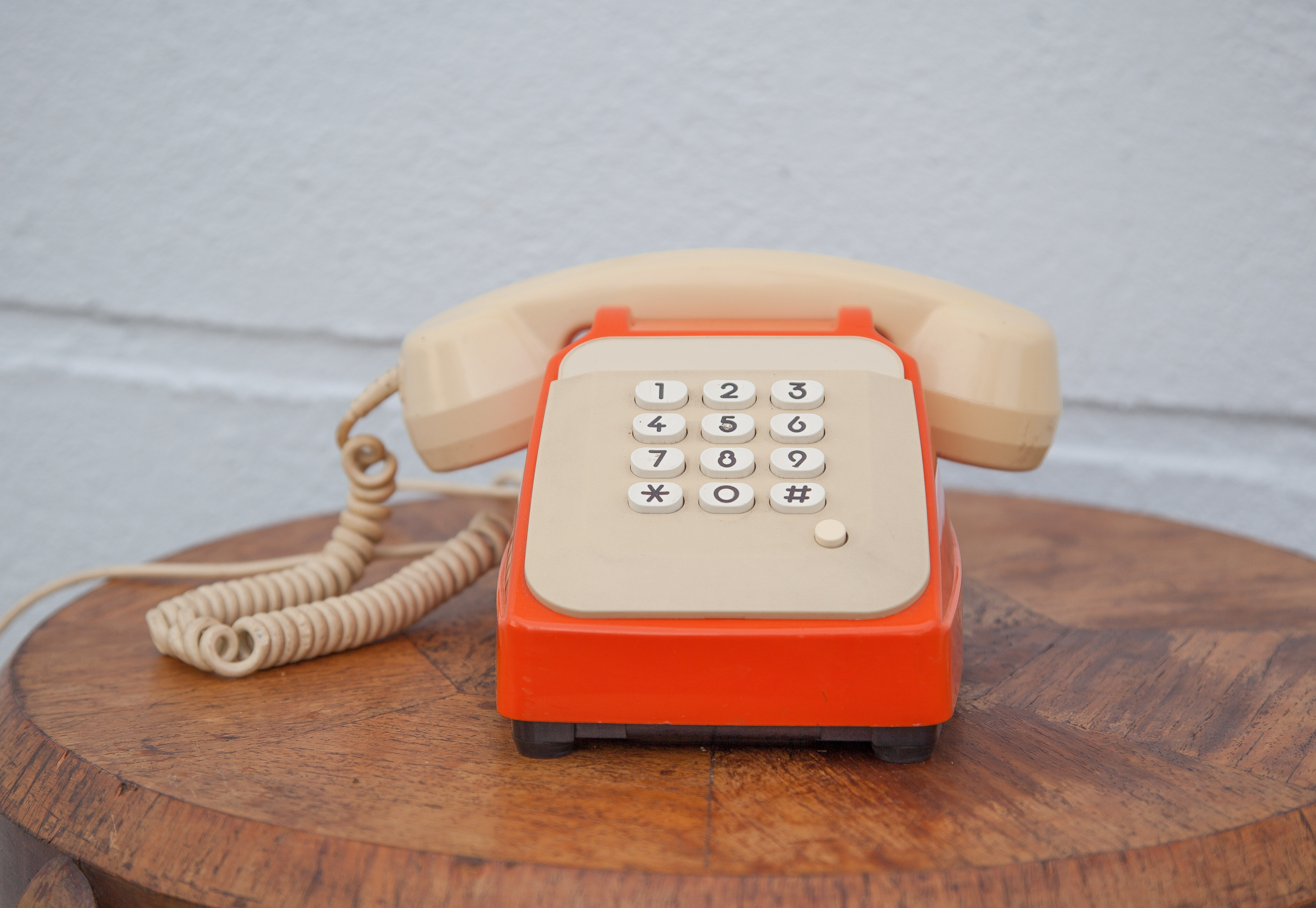 Téléphone orange et beige vintage, téléphone à touches, appareil téléphonique, rétro