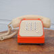Téléphone orange et beige vintage, téléphone à touches, appareil téléphonique, rétro