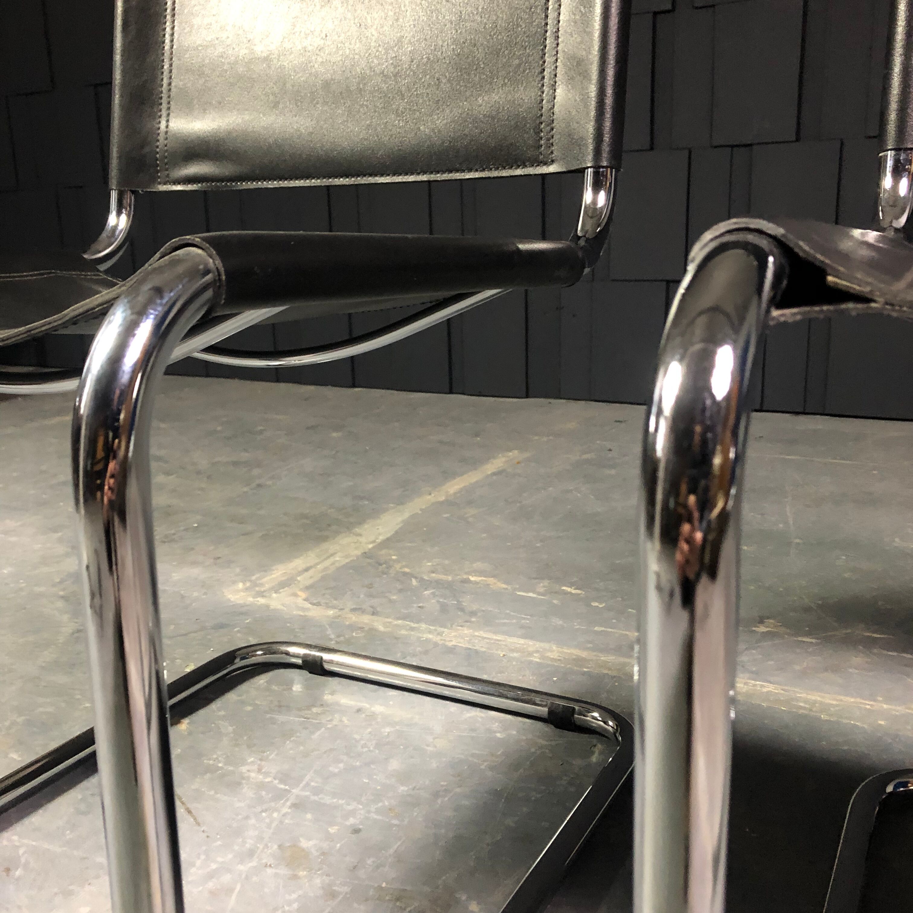 Paire de chaises S33 cuir noir et chrome