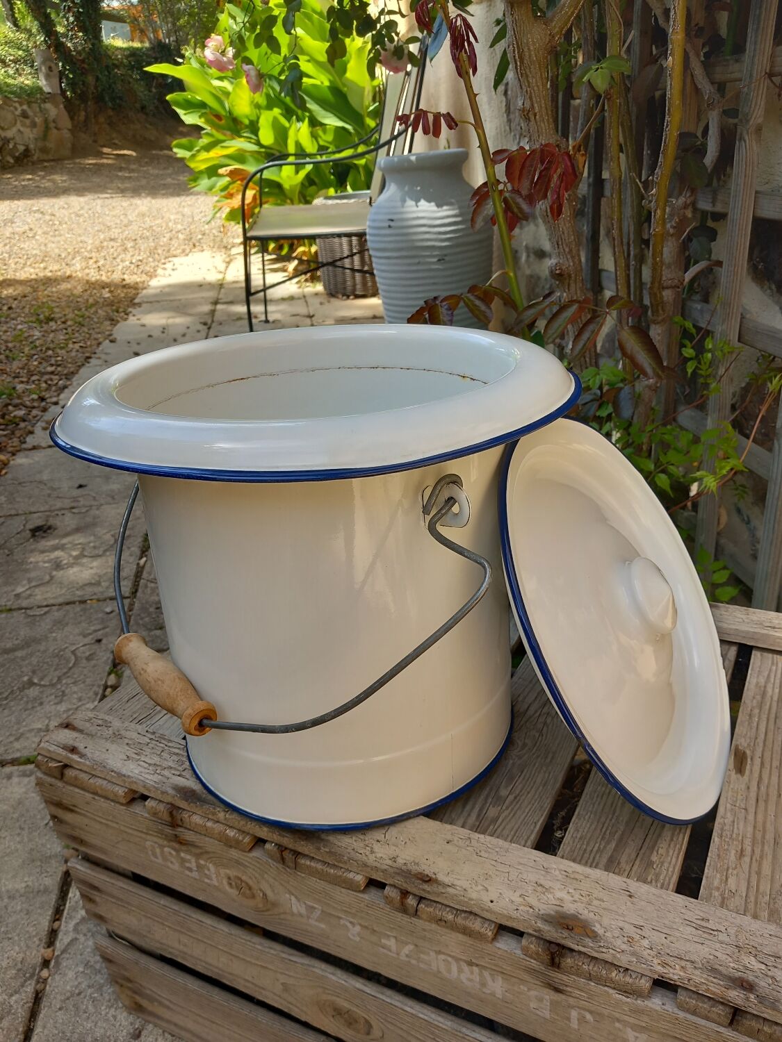 Enamelled sheet metal chamber pot / bucket