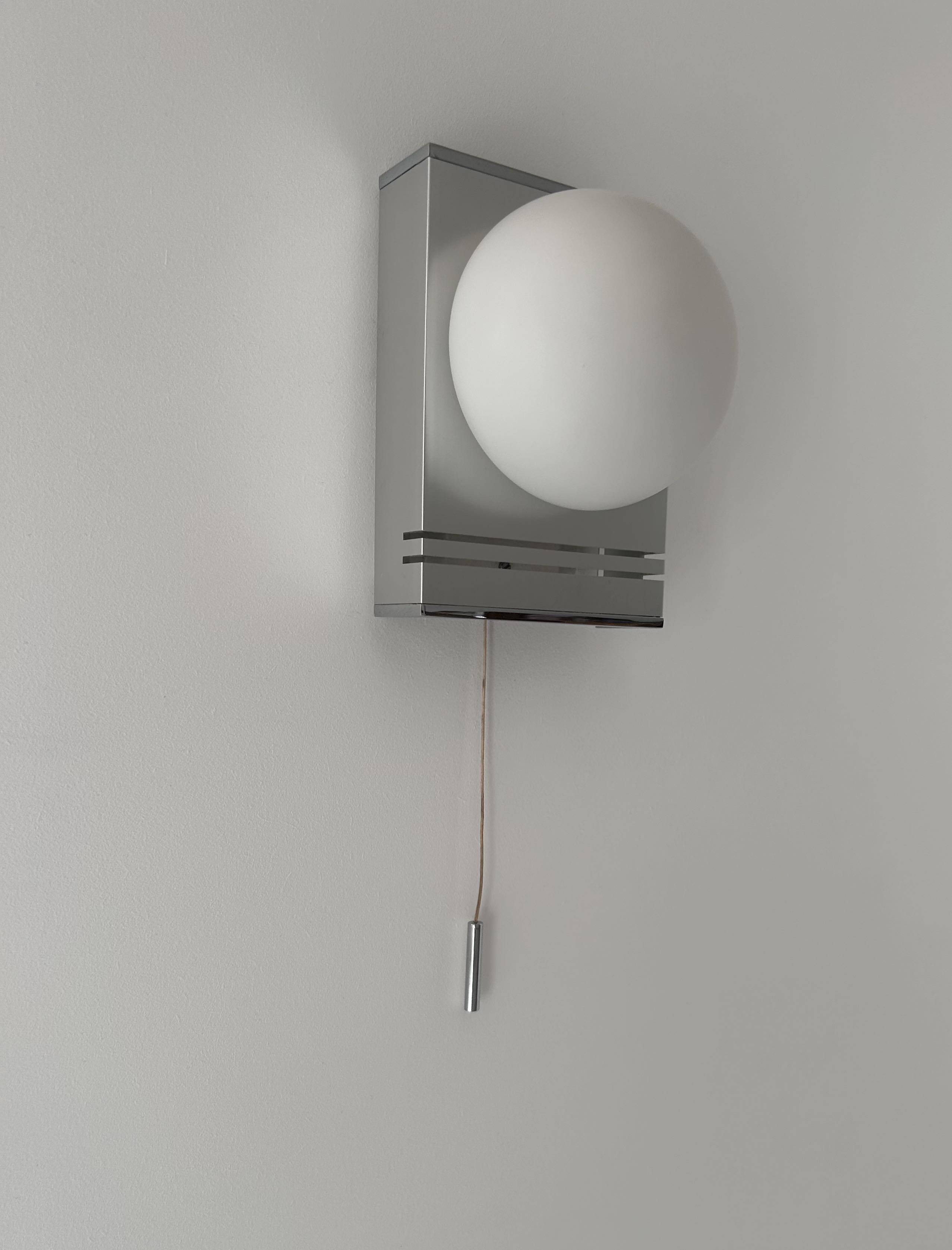 Applique vintage, chrome et opaline, France 1970