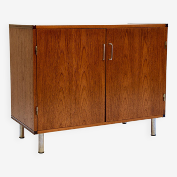 Two-door buffet in manufactured teak, two interior drawers (pastoe).