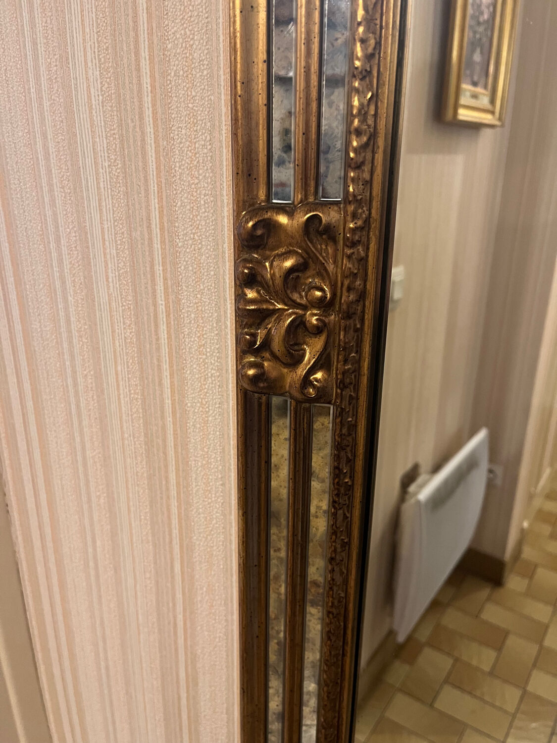 Mirror with a glazing bar