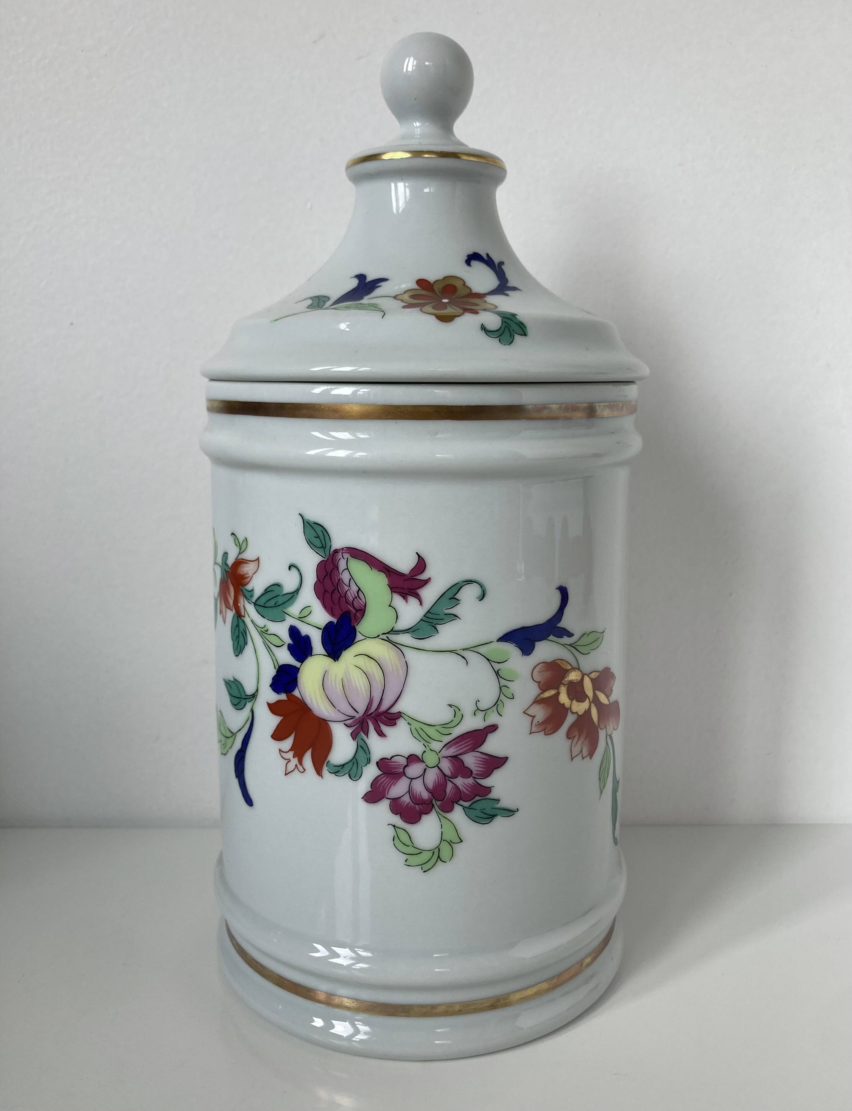 Vista Alegre porcelain covered pot with floral decoration in the style of the Compagnie des Indes