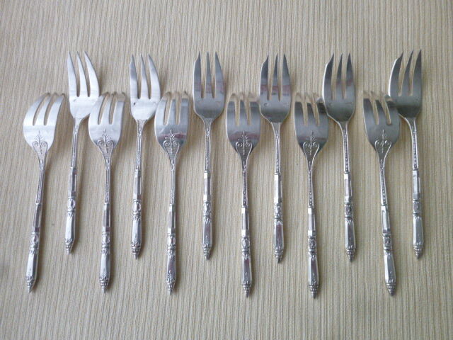 Set of 12 forks with cakes in silver metal Ercuis Russian model.