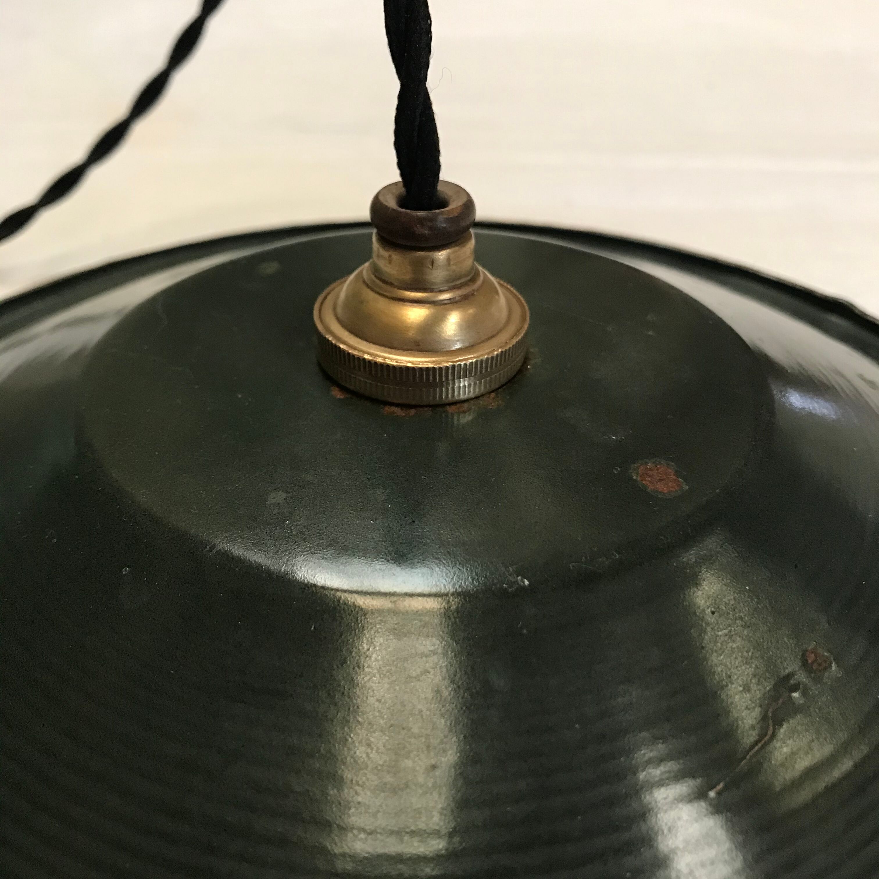 Workshop suspension in enamelled sheet metal