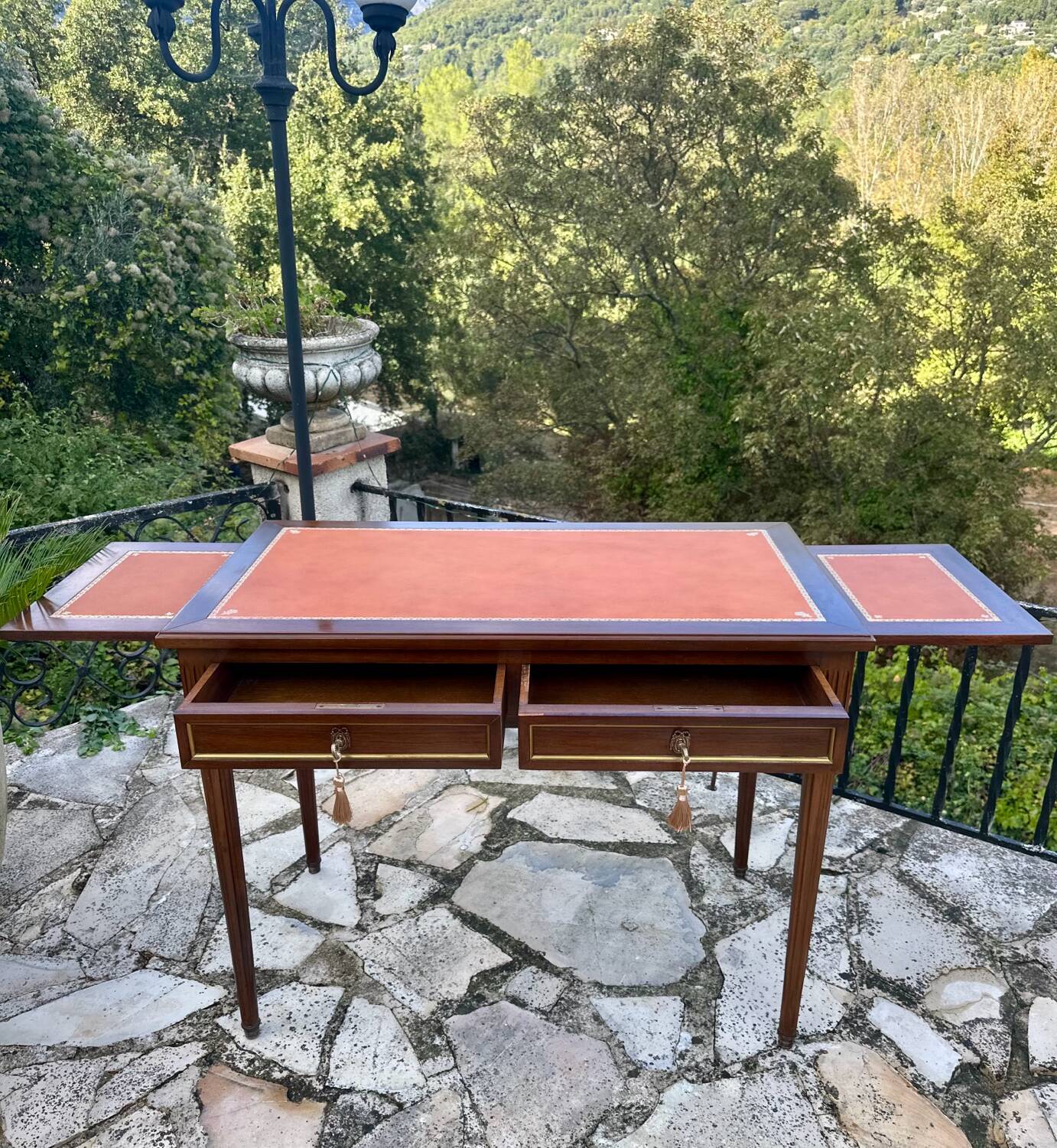 Flat desk in mahogany in the Louis XVI style.