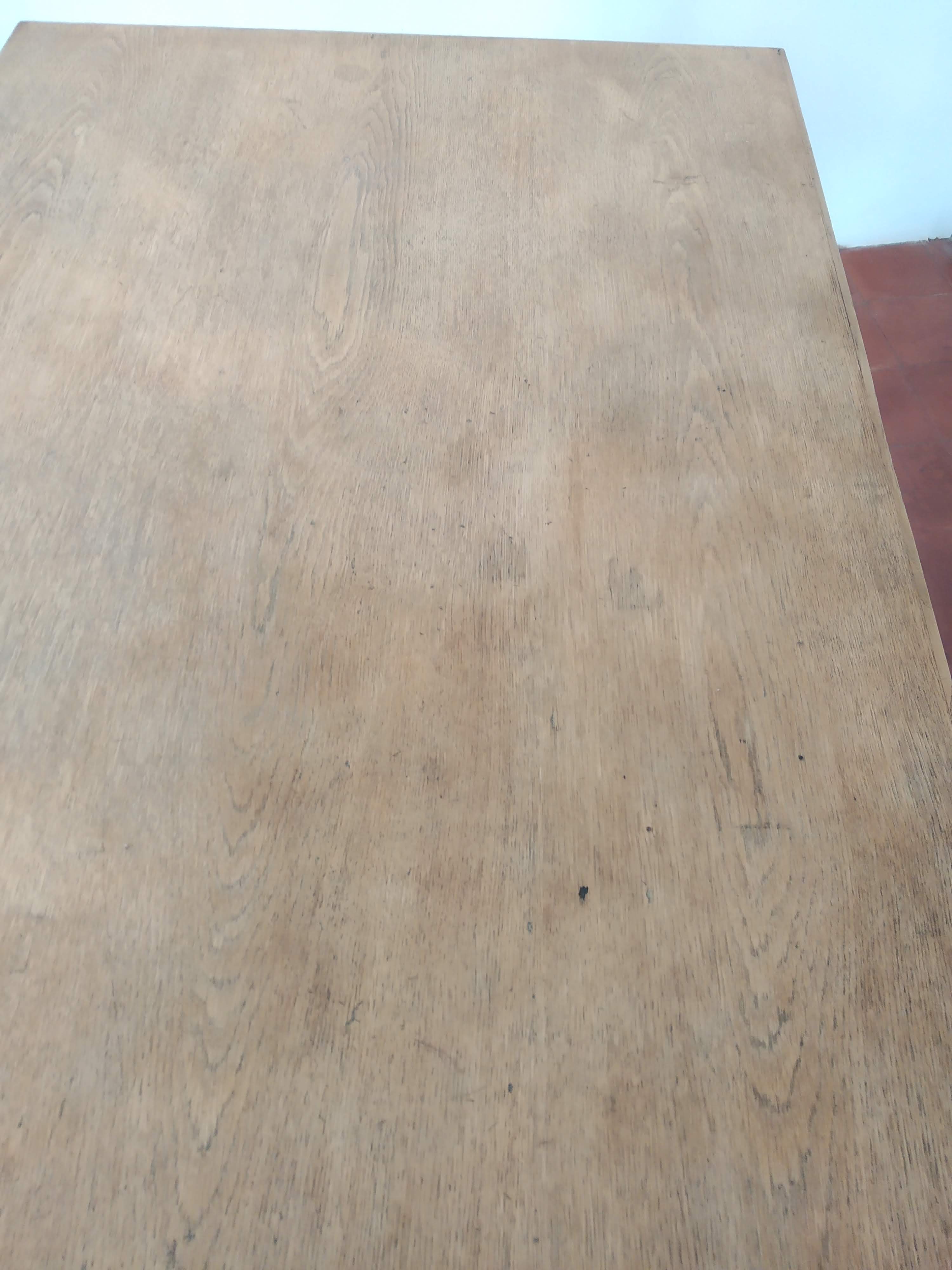 Antique oak table with 2 drawers