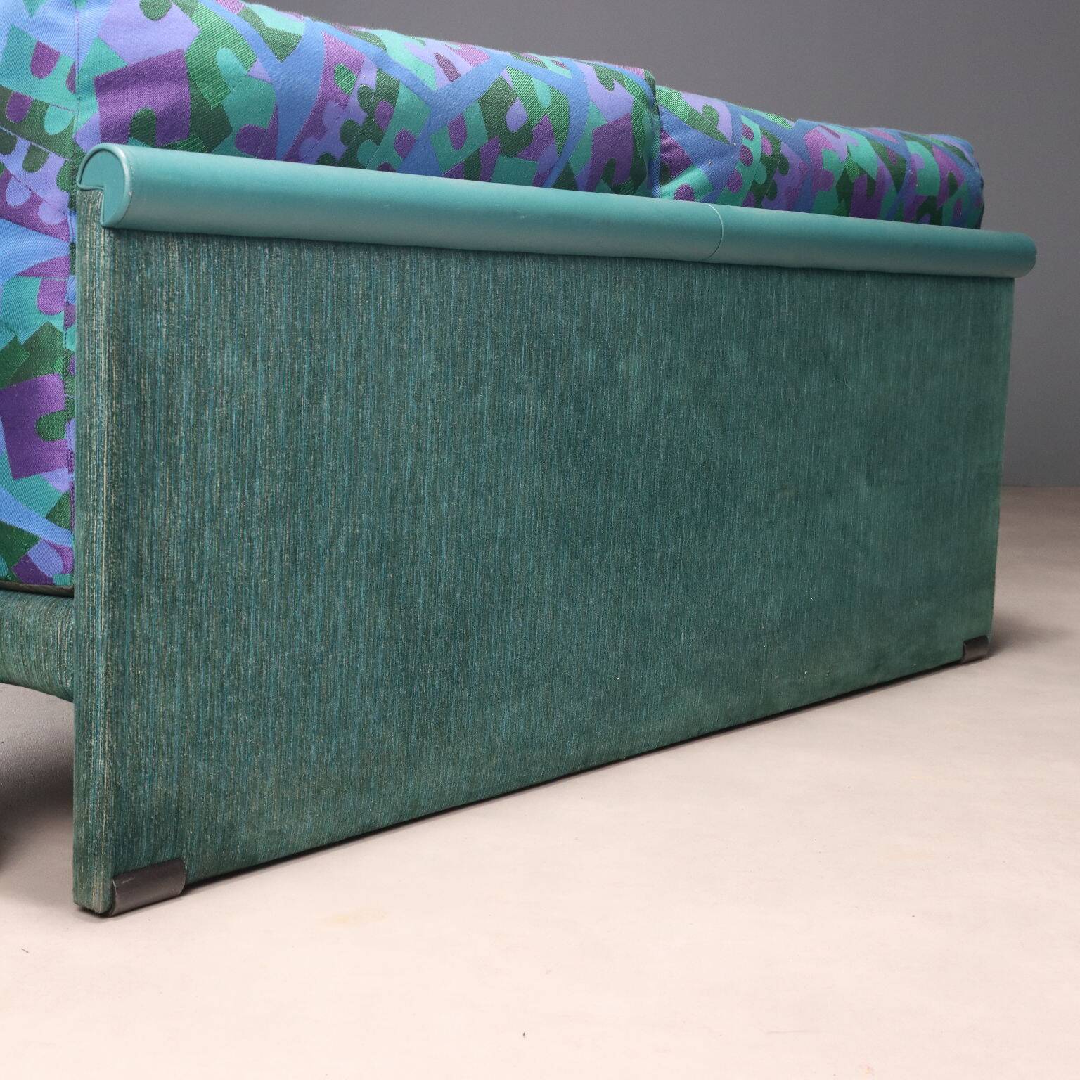 Canapé vintage deux places tissu fantaisie cuir design années 80 original