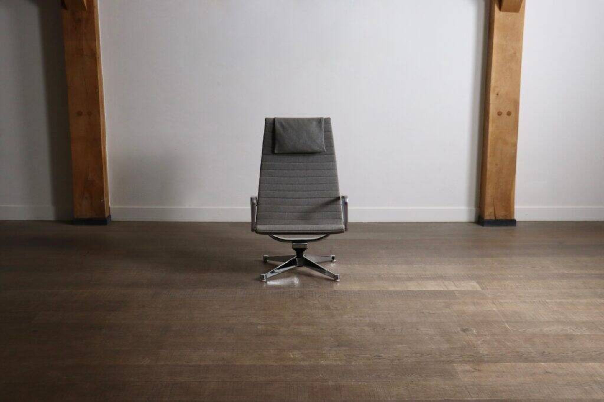 Early edition Eames EA124 Aluminium Group lounge chair by Herman Miller, 1970s