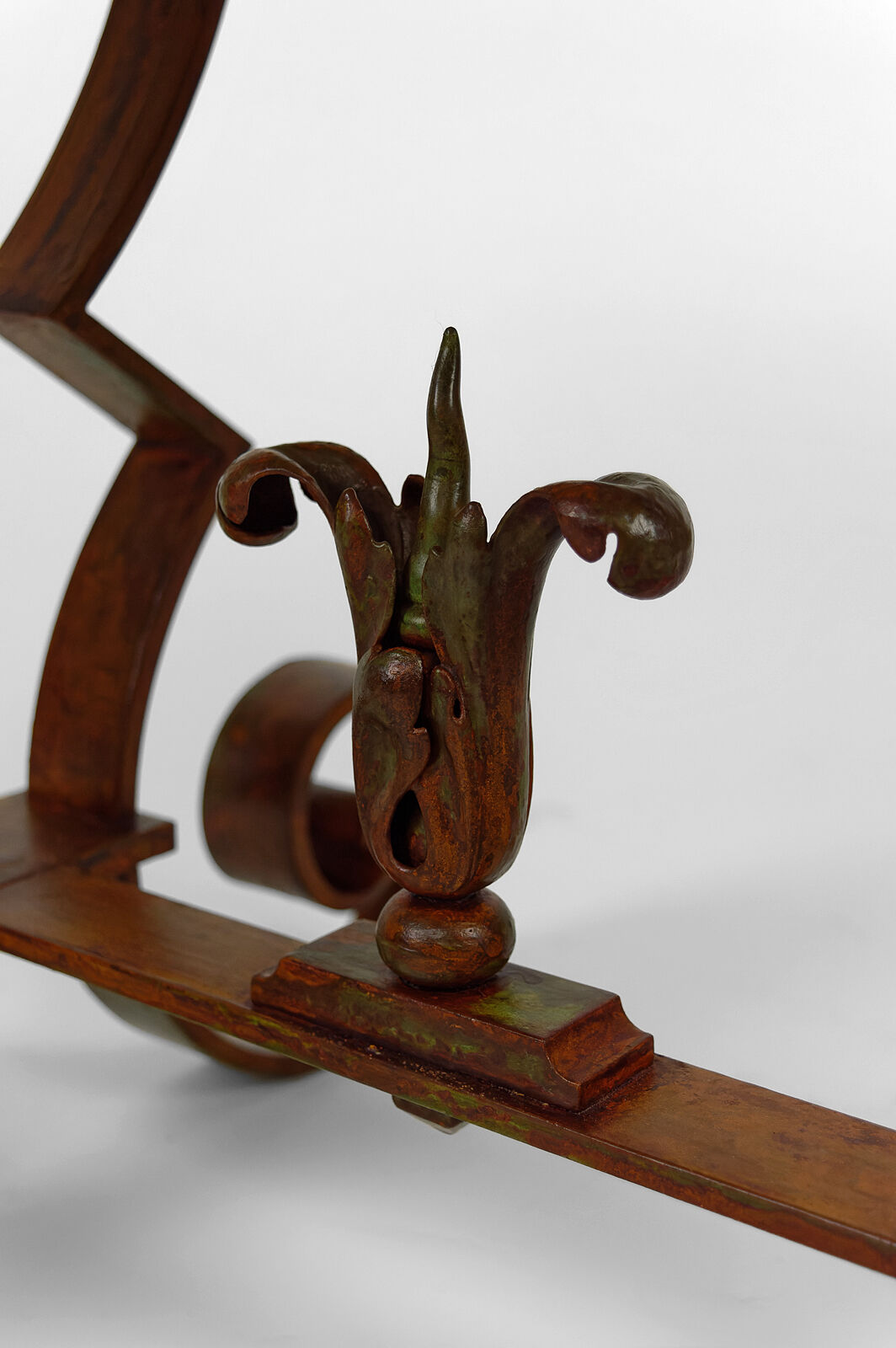 Art Deco round pedestal table in marble and wrought iron, circa 1940