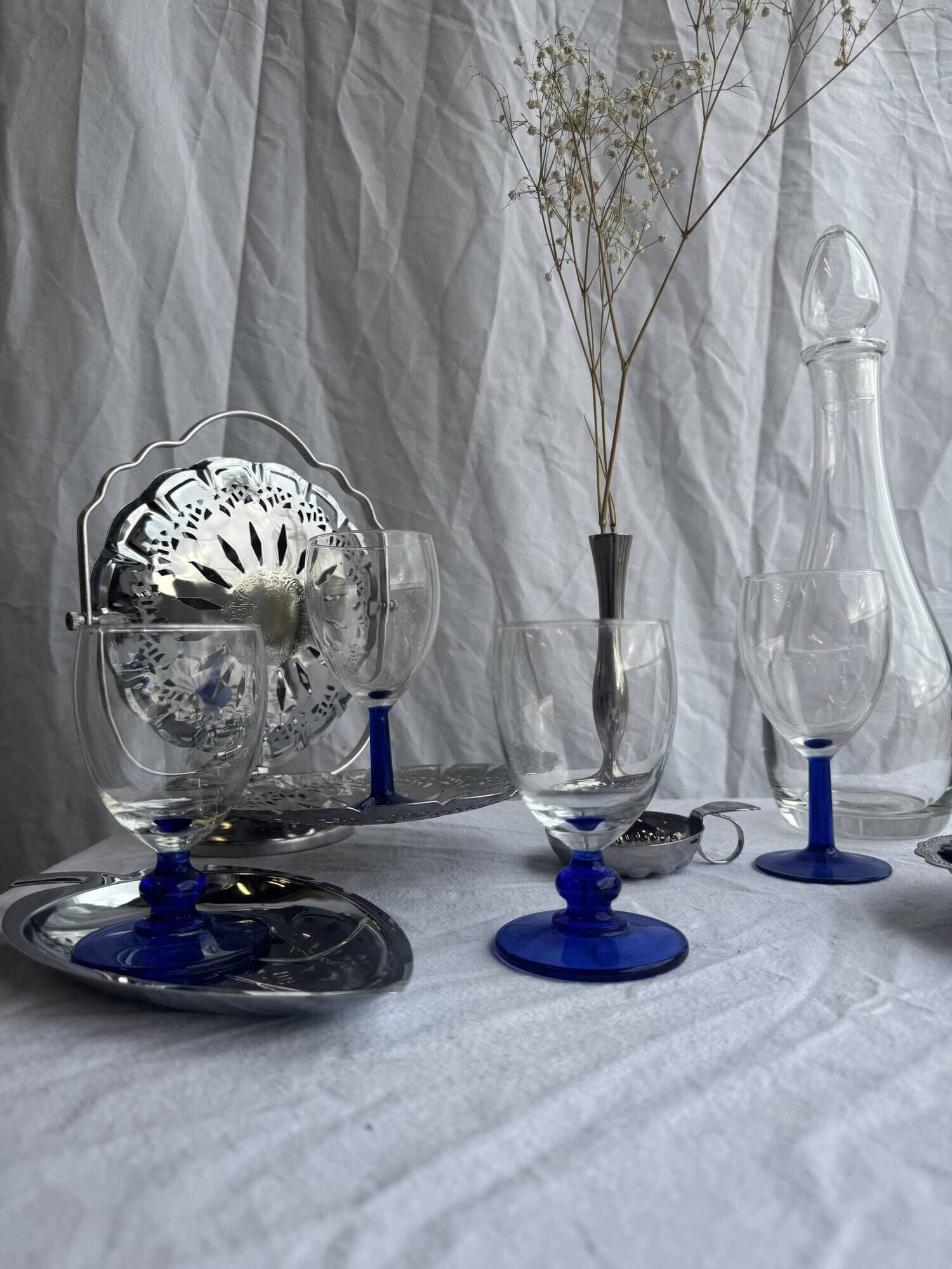 Set of 2 small king-shaped stemmed glasses and 2 small ball-shaped stemmed glasses