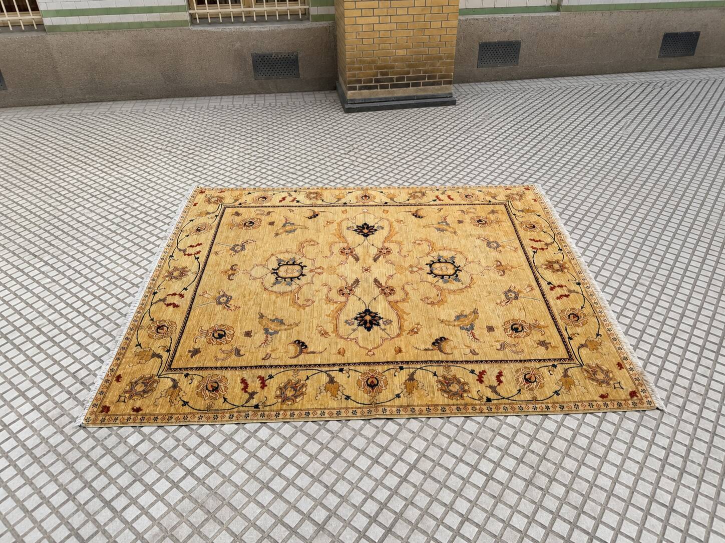 Tapis d’Orient noué main en laine, 287 × 237 cm