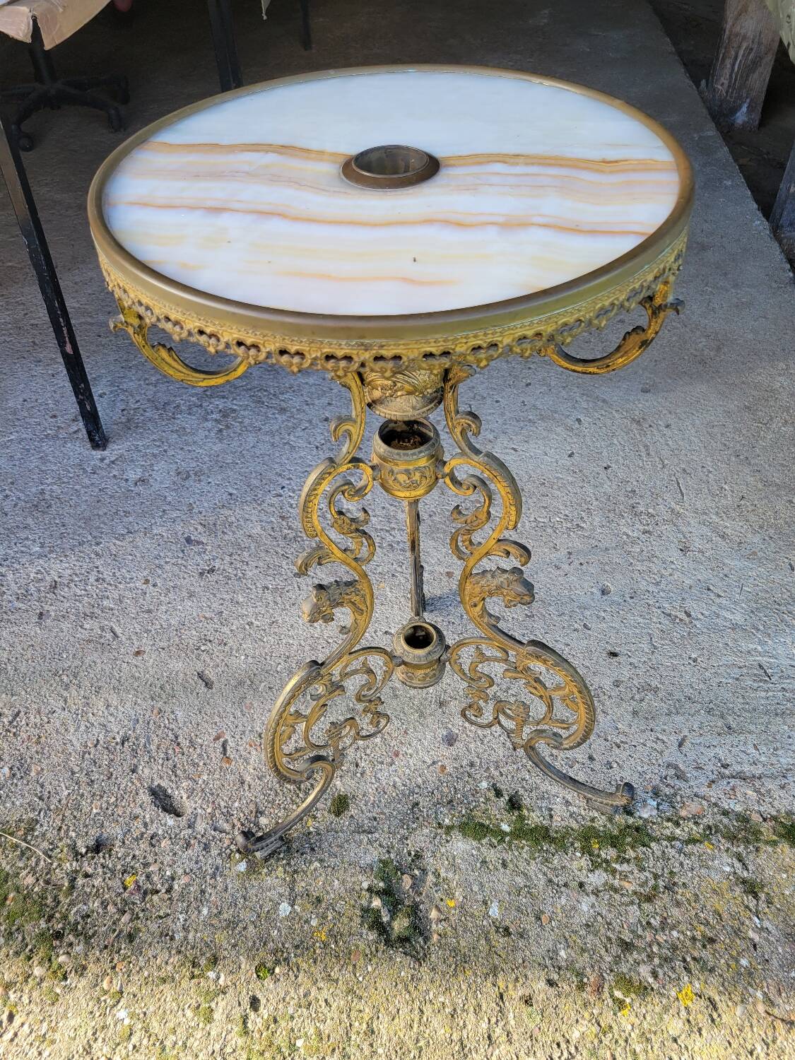 Round table in marble and gilded bronze
