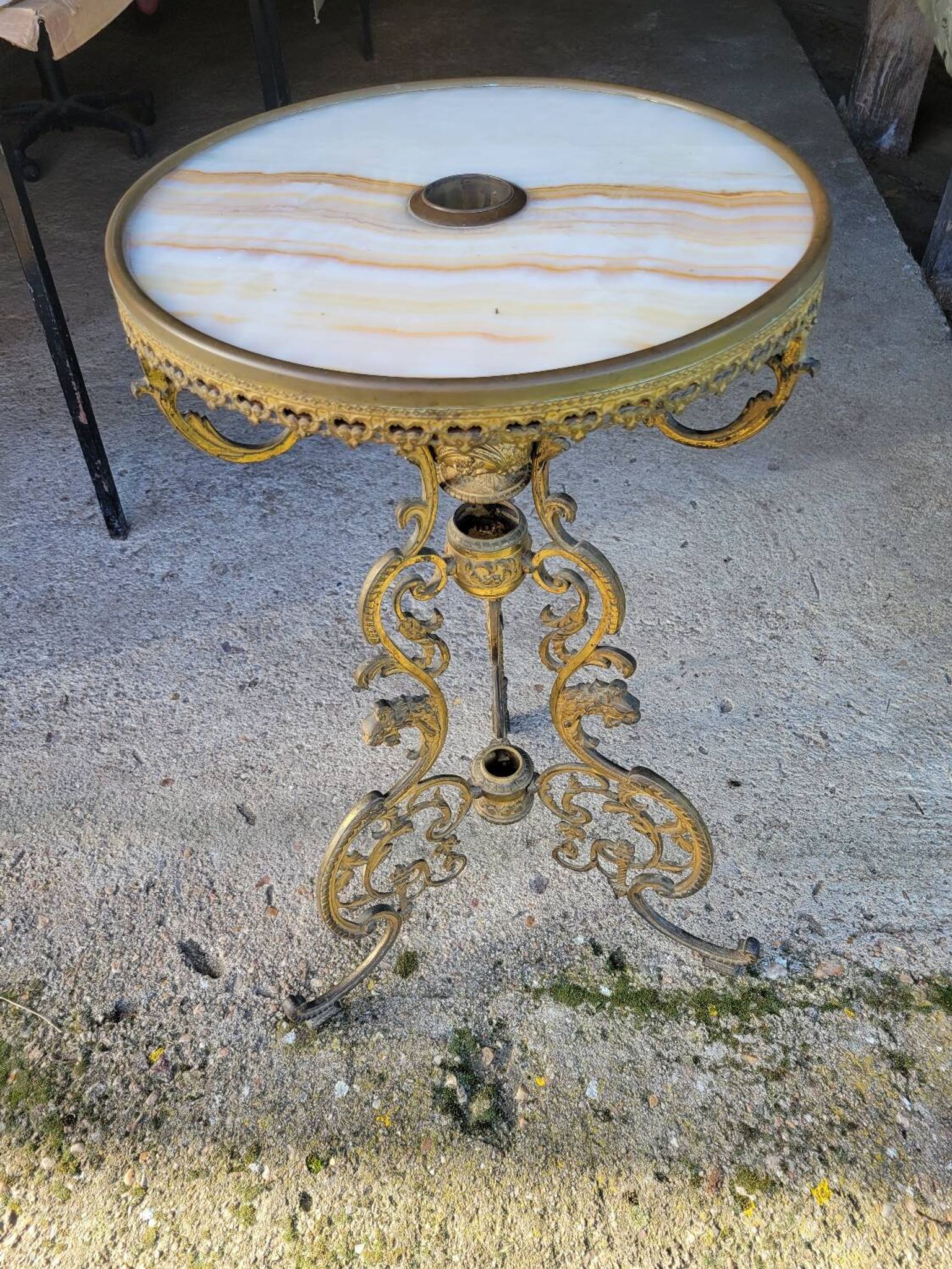 Table ronde en marbre et bronze doré