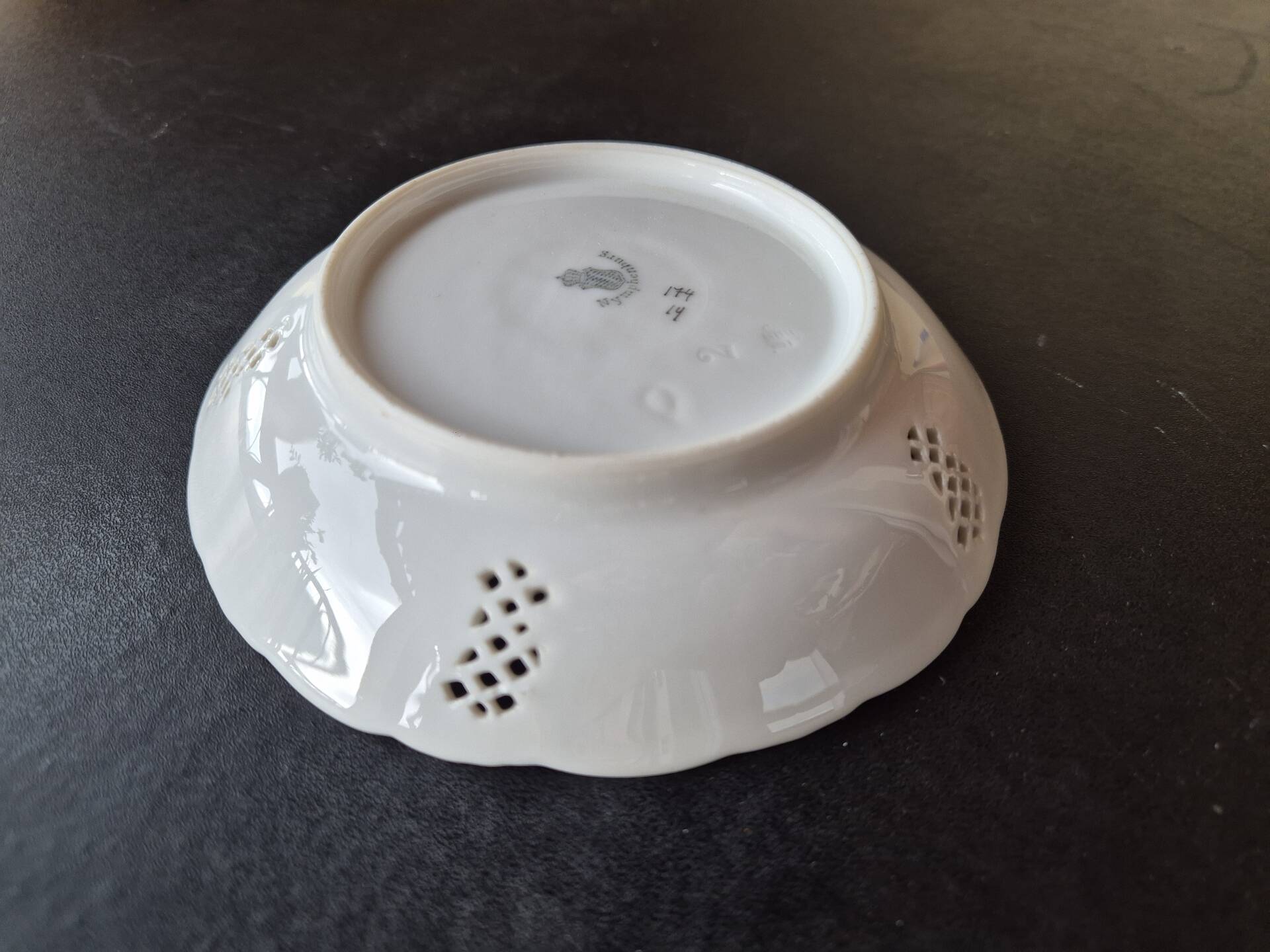 Small bowl / pierced plate in painted Nymphenburg porcelain.