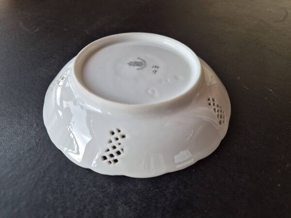 Petite coupelle / assiette ajourée en porcelaine de Nymphenburg peinte