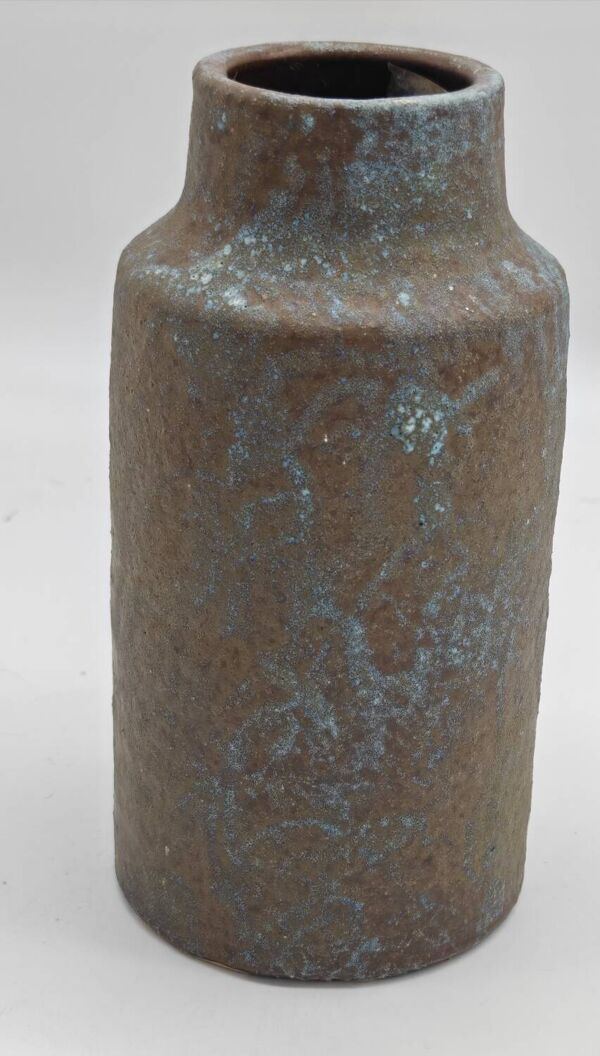 Vase en grès brutaliste à l'email poudré bleu