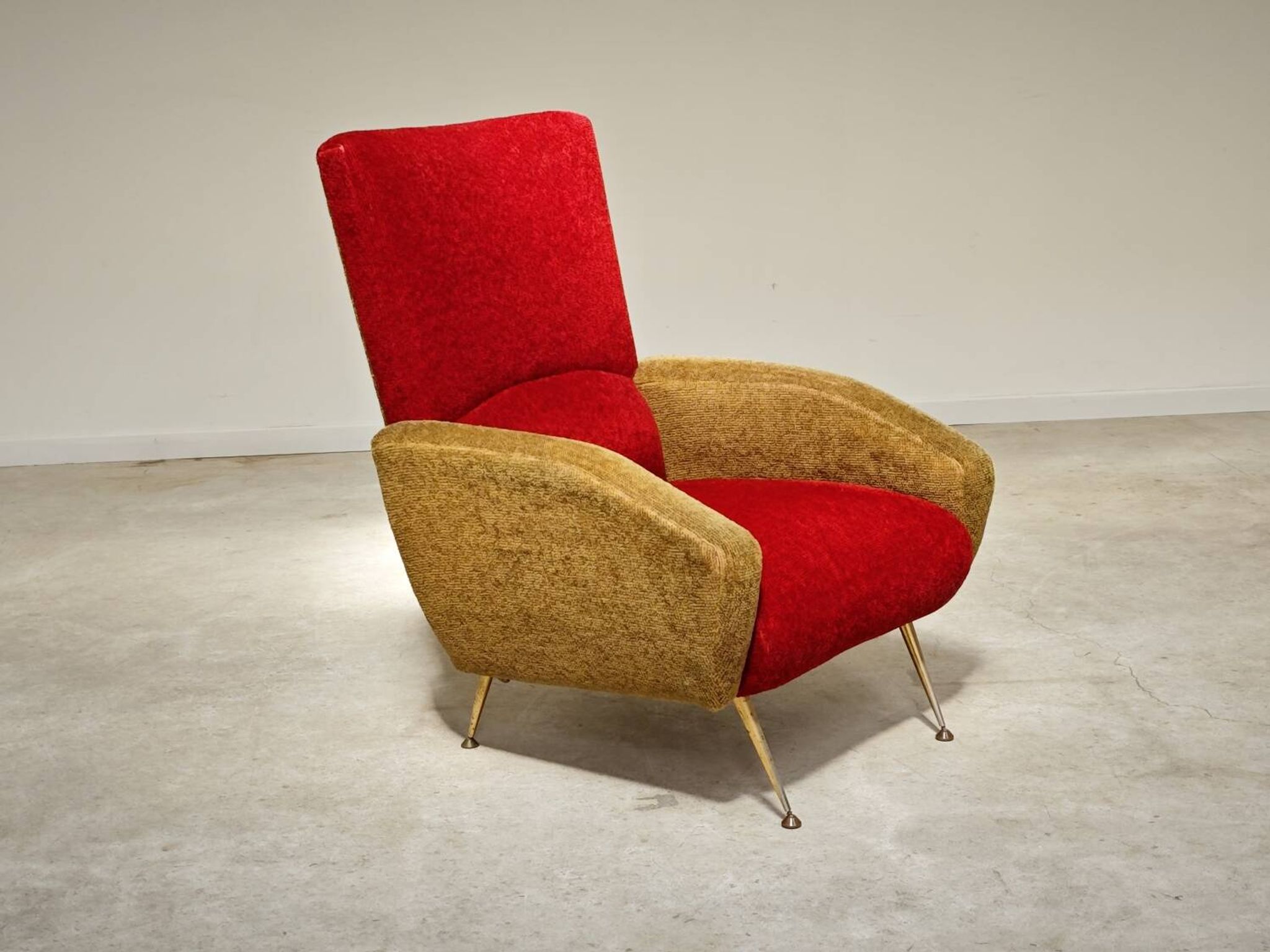 Fauteuil tissu rouge et jaune moutarde style bouclette 1970