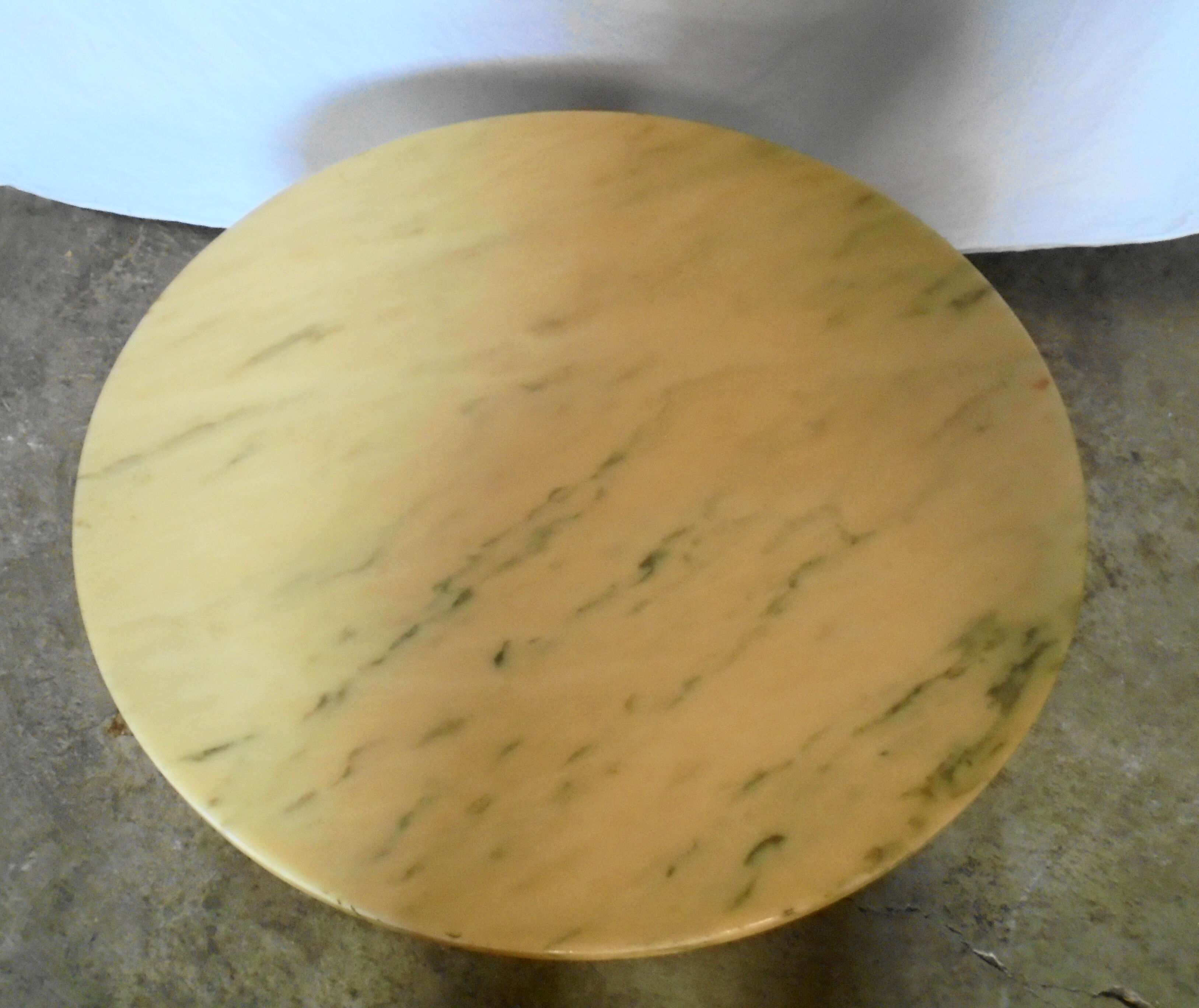 Round coffee table on tulip foot from the 70s