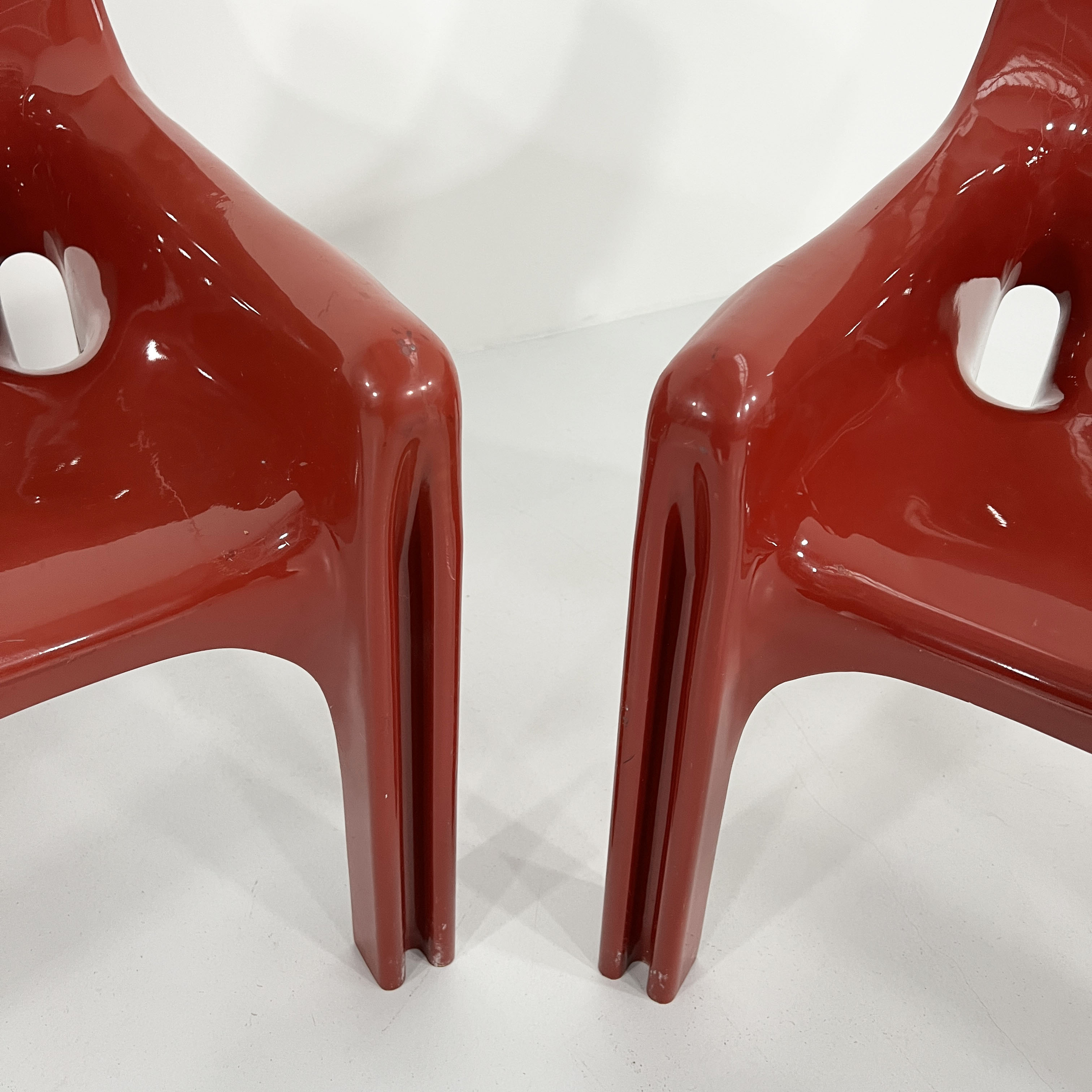 Pair of armchairs vicario bordeaux by Vico Magistretti for Artemide, 1970