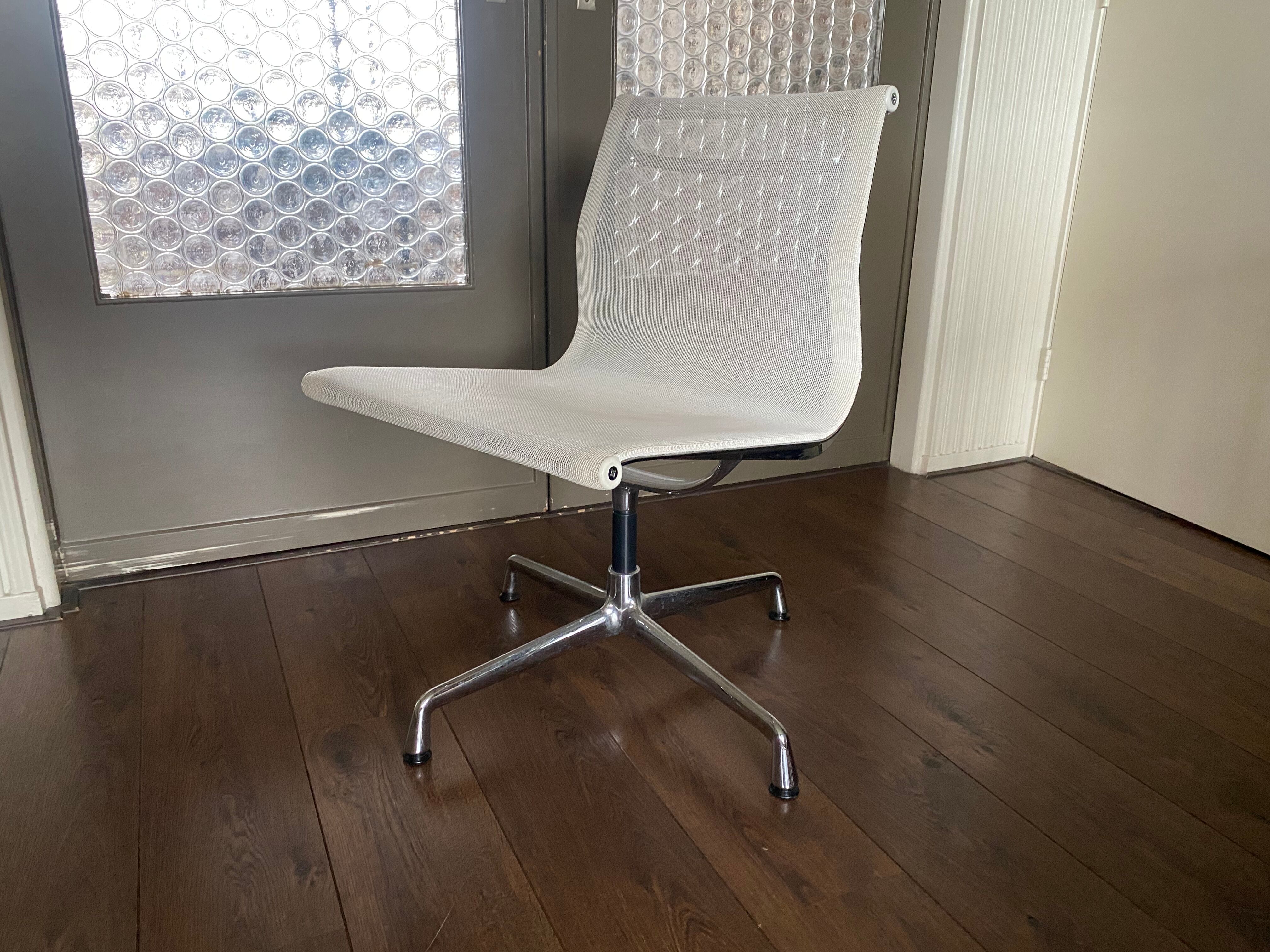Chaise pivotante EA 107 en chrome et maille d’air par Charles & Ray Eames pour Vitra 2001