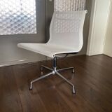 Chaise pivotante EA 107 en chrome et maille d’air par Charles & Ray Eames pour Vitra 2001