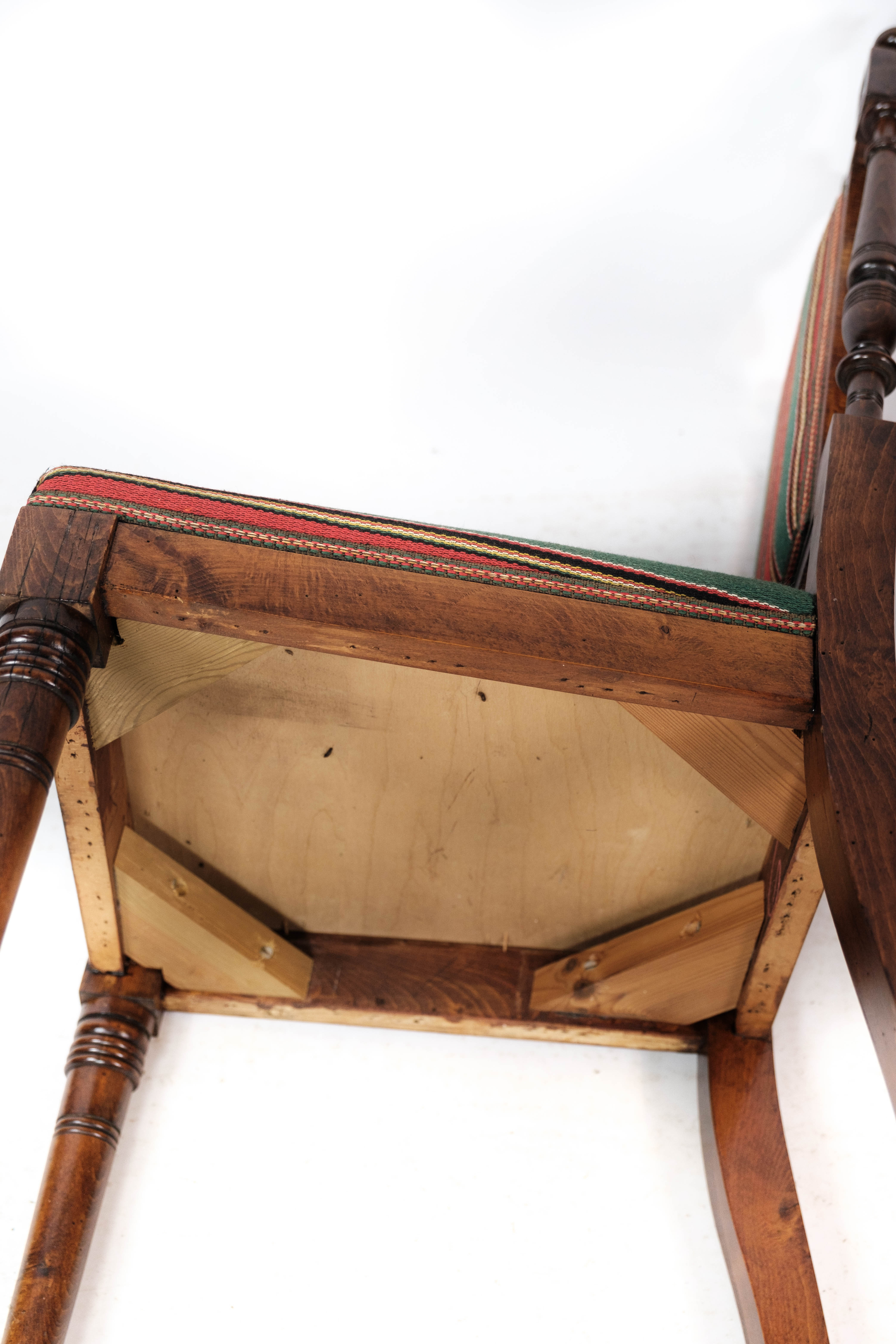 Ensemble de six chaises de salle à manger en chêne et rembourrées de tissu rayé, années 1920