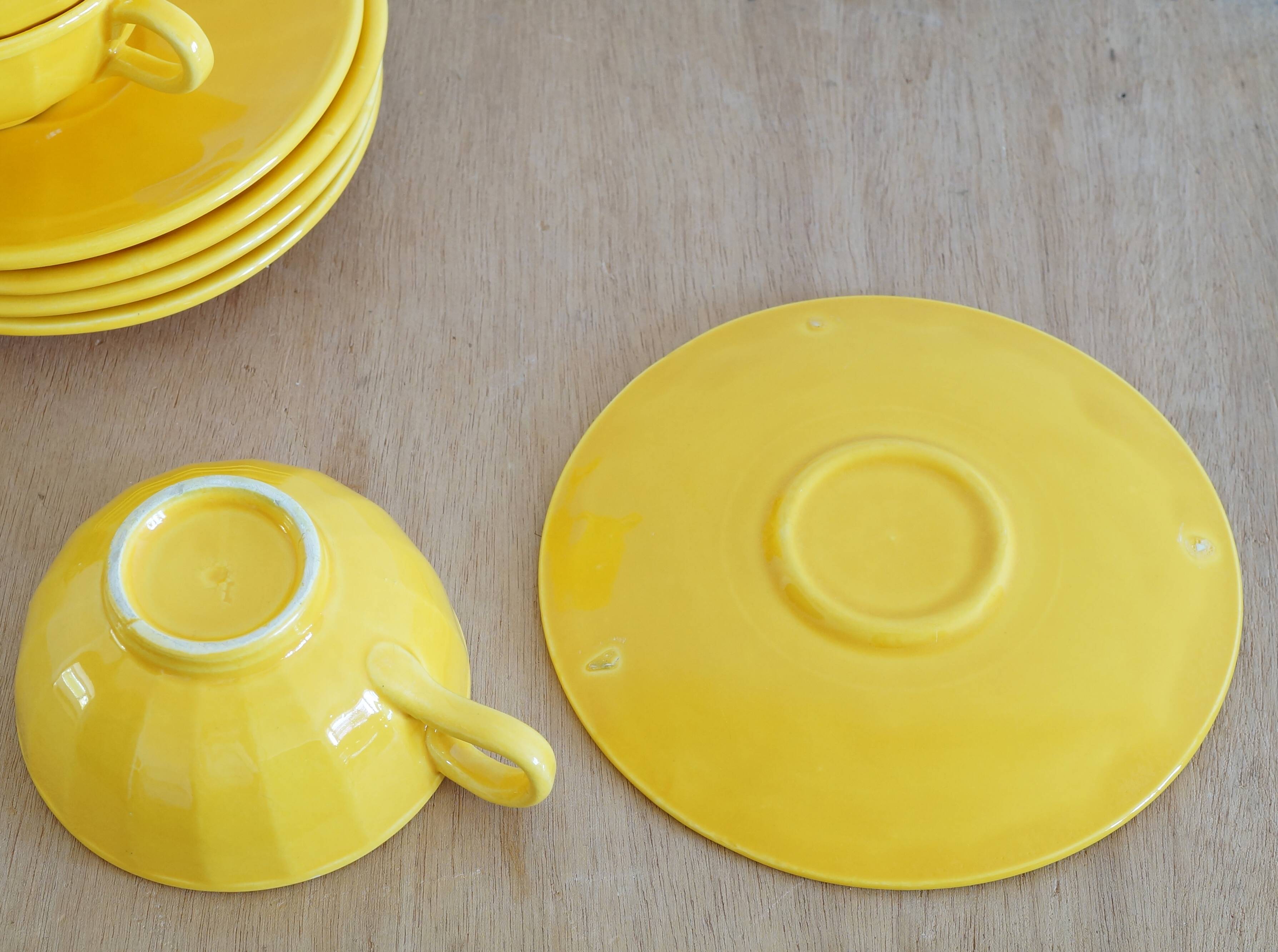Service of 5 yellow cups and saucers