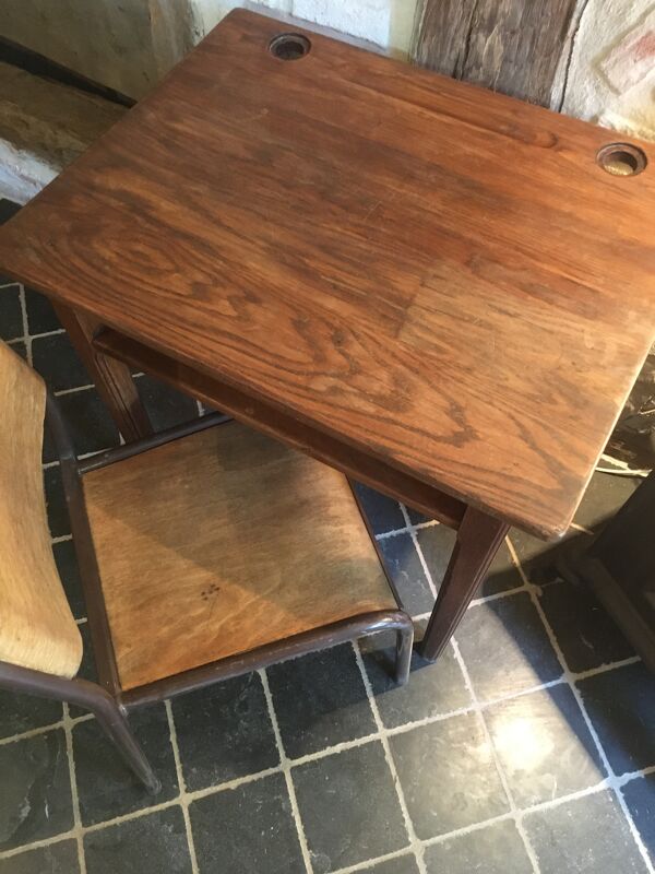 Pupitre d'écolier et sa chaise