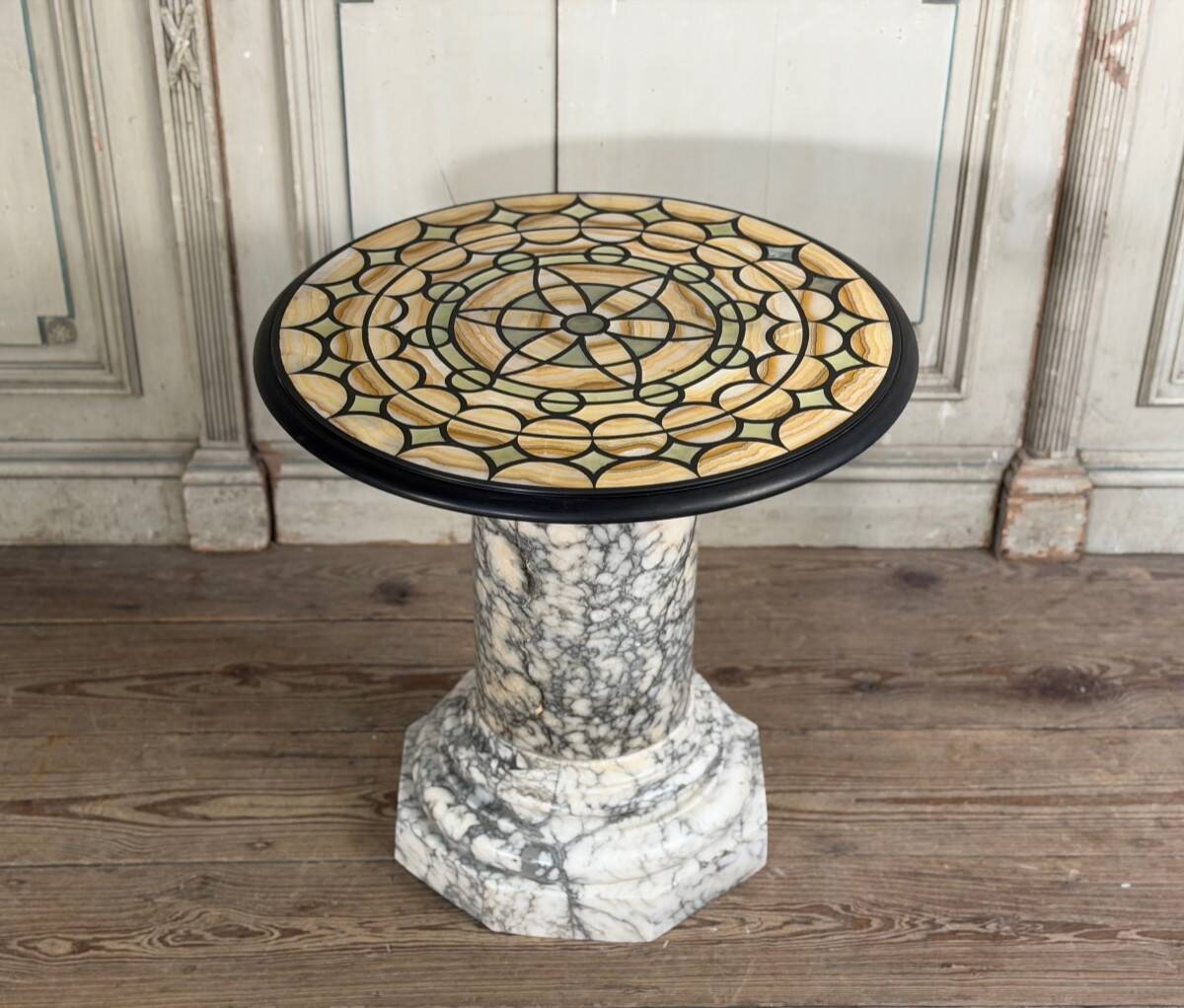 Marbre, albâtre et onyx, table d’appoint vers 1900