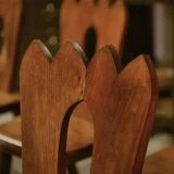 8 chaises brutalistes en orme massif par Aranjou 1950’s