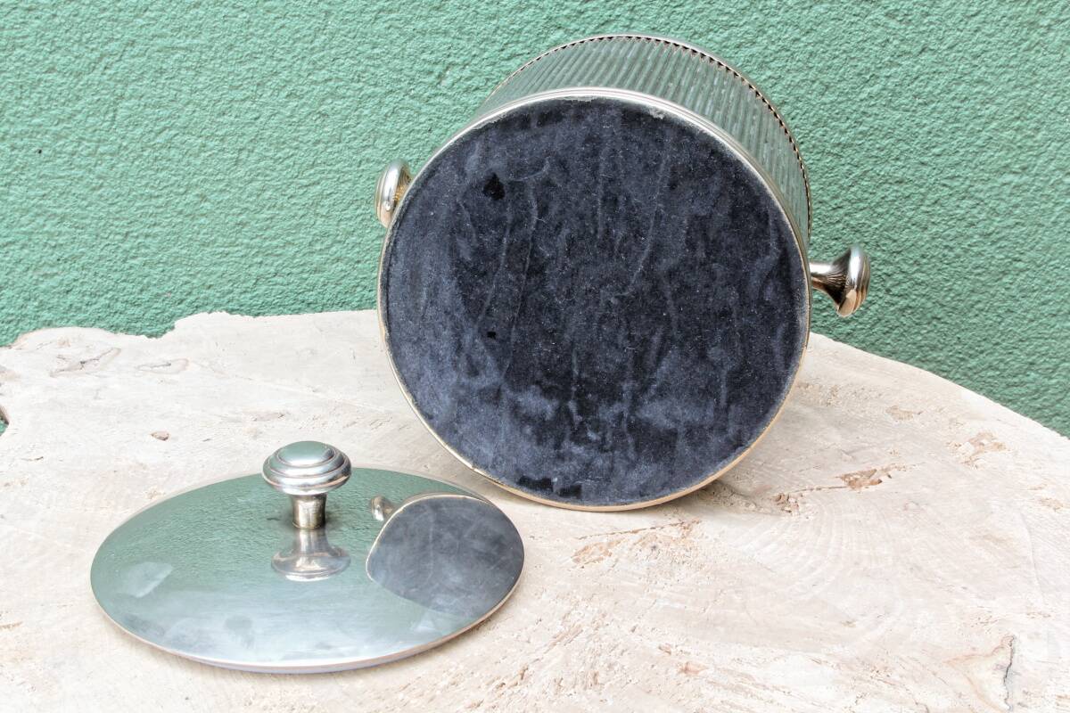 Silver-plated metal ice bucket, vintage 1970s.