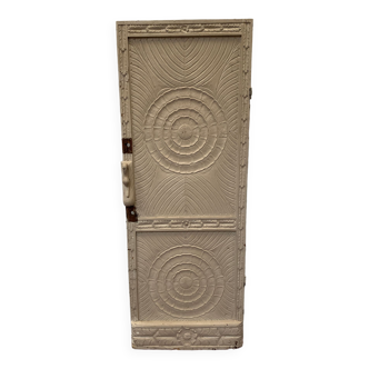 Carved passage door decorated with XX century oak rosettes