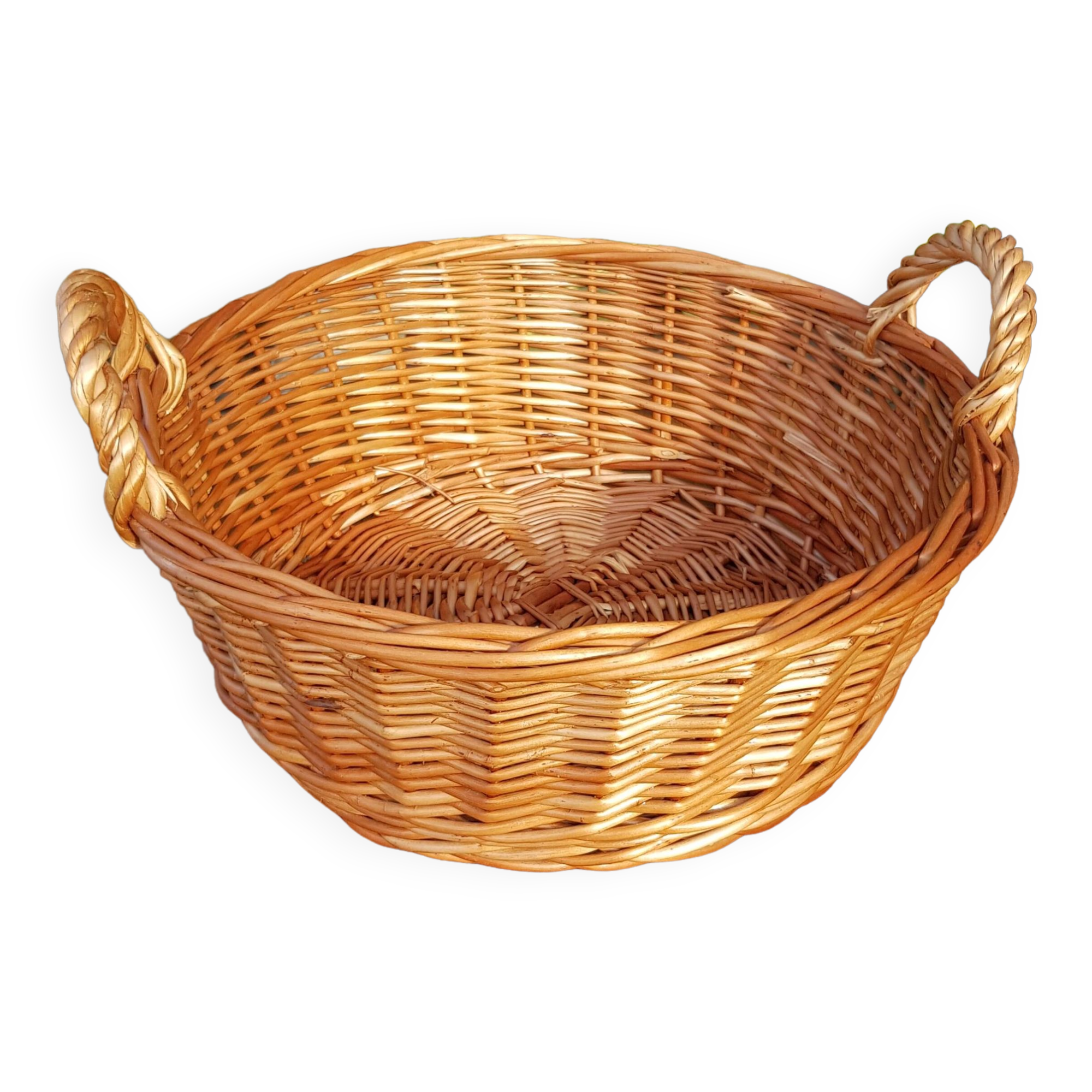 Round wicker basket