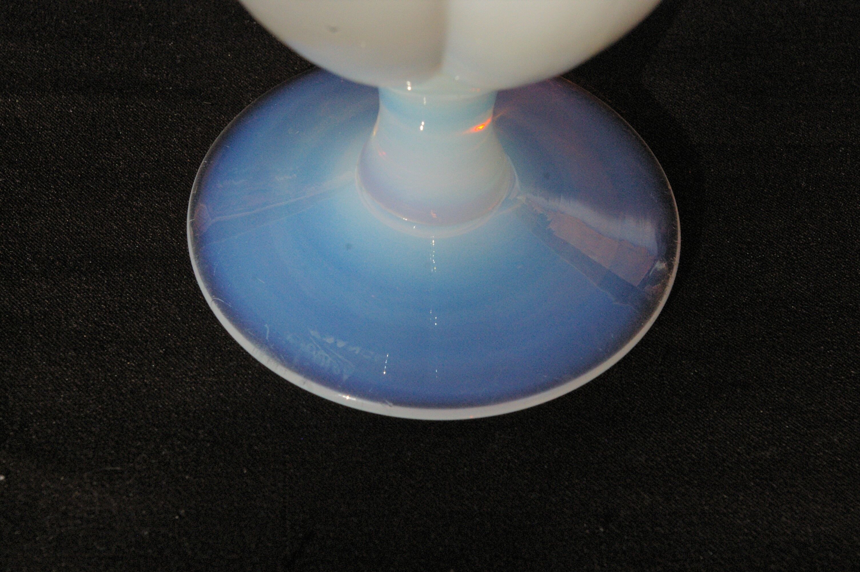Vase balustre en opaline de Sèvres