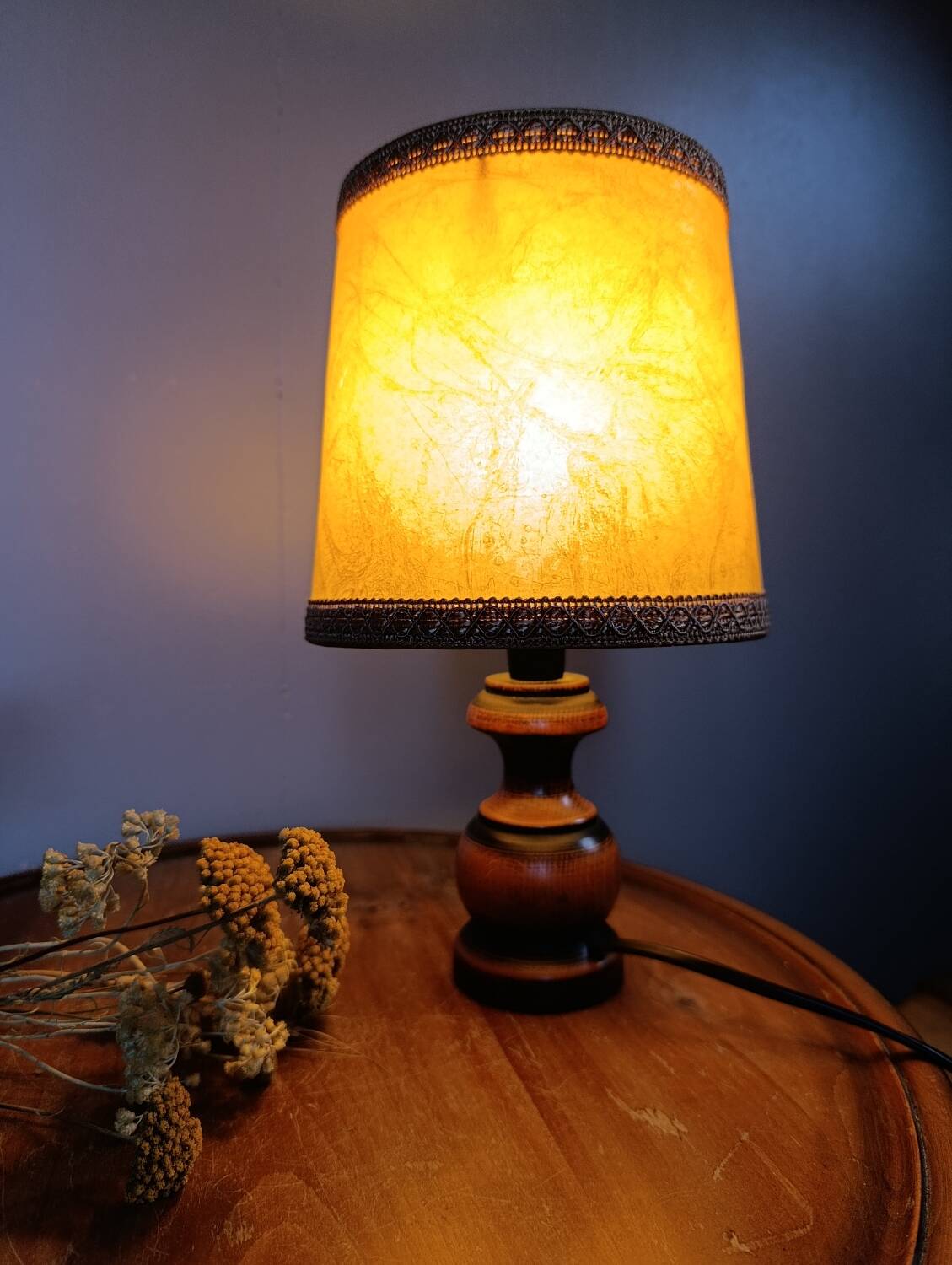 Lampe chevet pied bois tourné, abat jour peau rustique chic