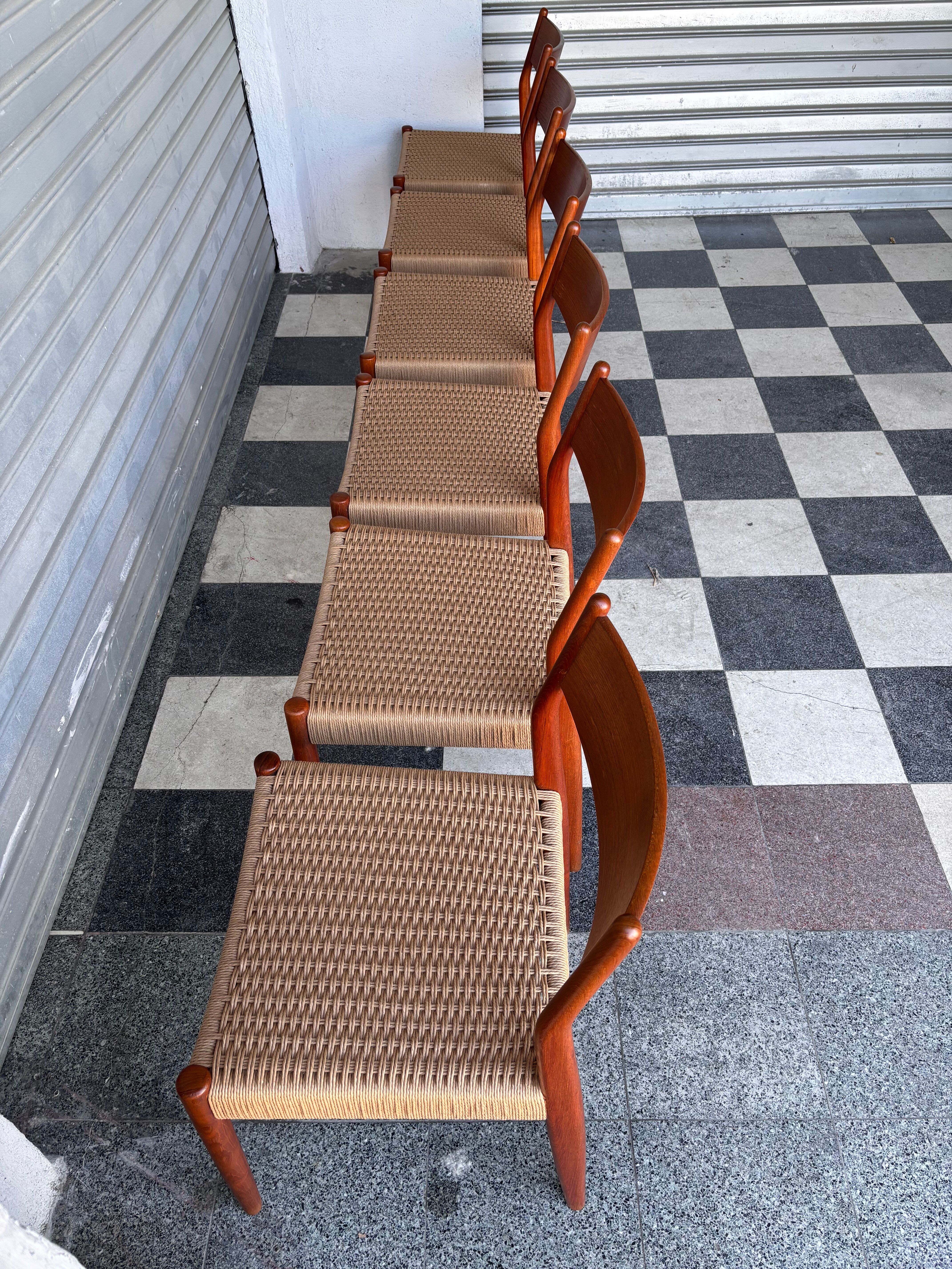 Set of 6 Fristho chairs in teak and rope.