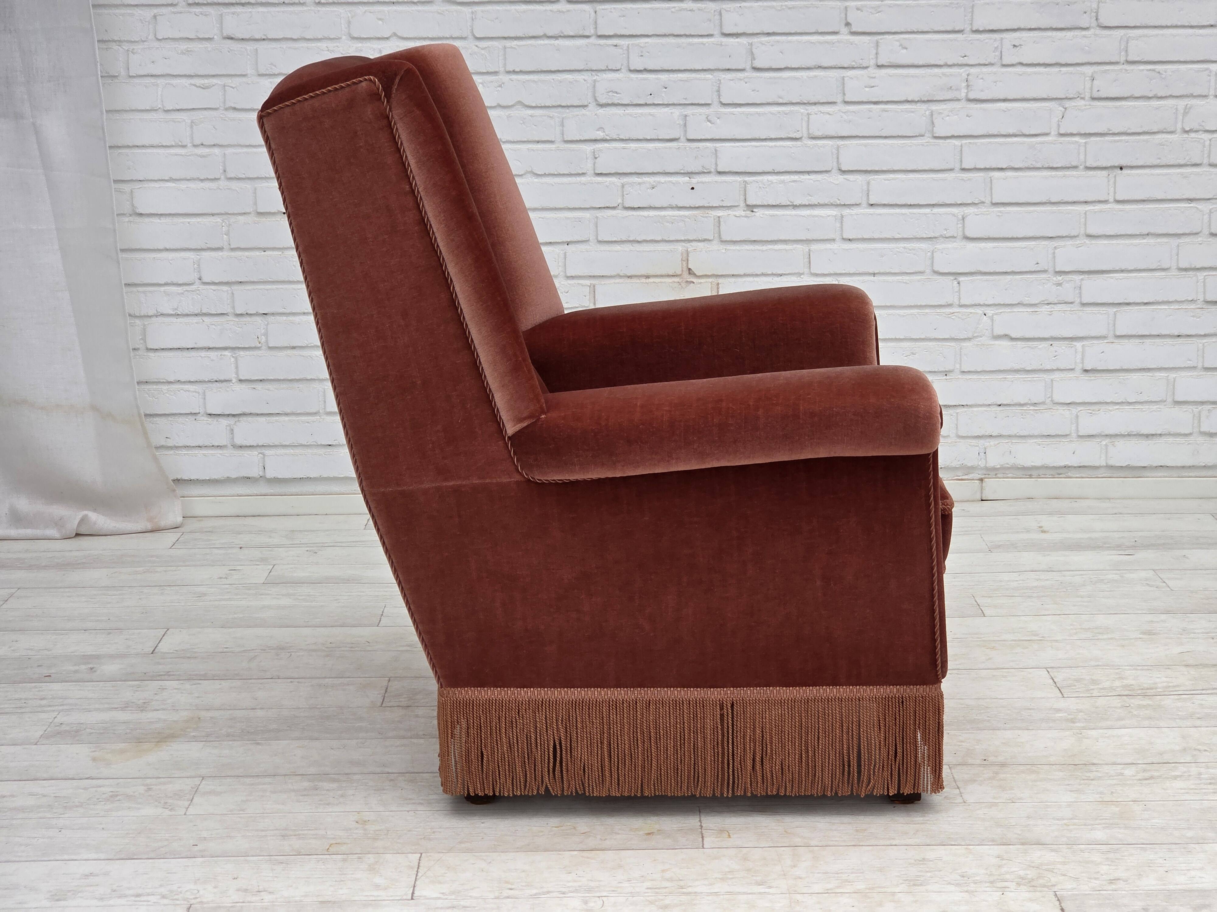 Fauteuil danois à dossier haut, années 1970, velours d'ameublement rose saumon, bois de hêtre.