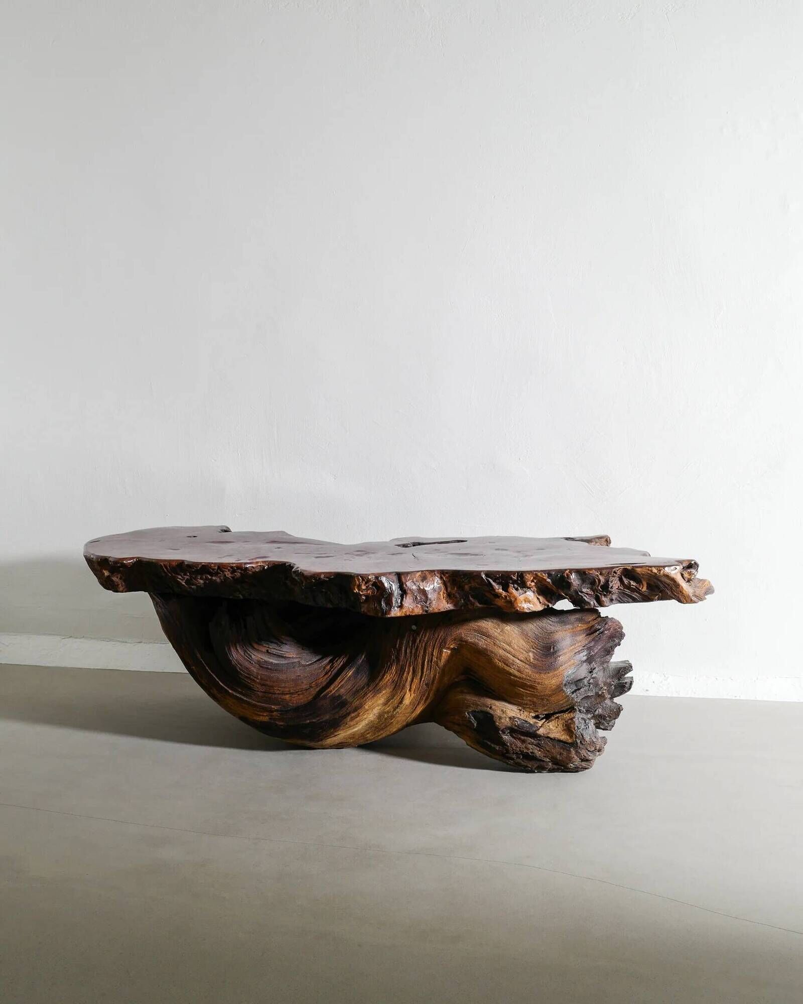 Table d'appoint sculpturale en bois brutaliste française, années 1960