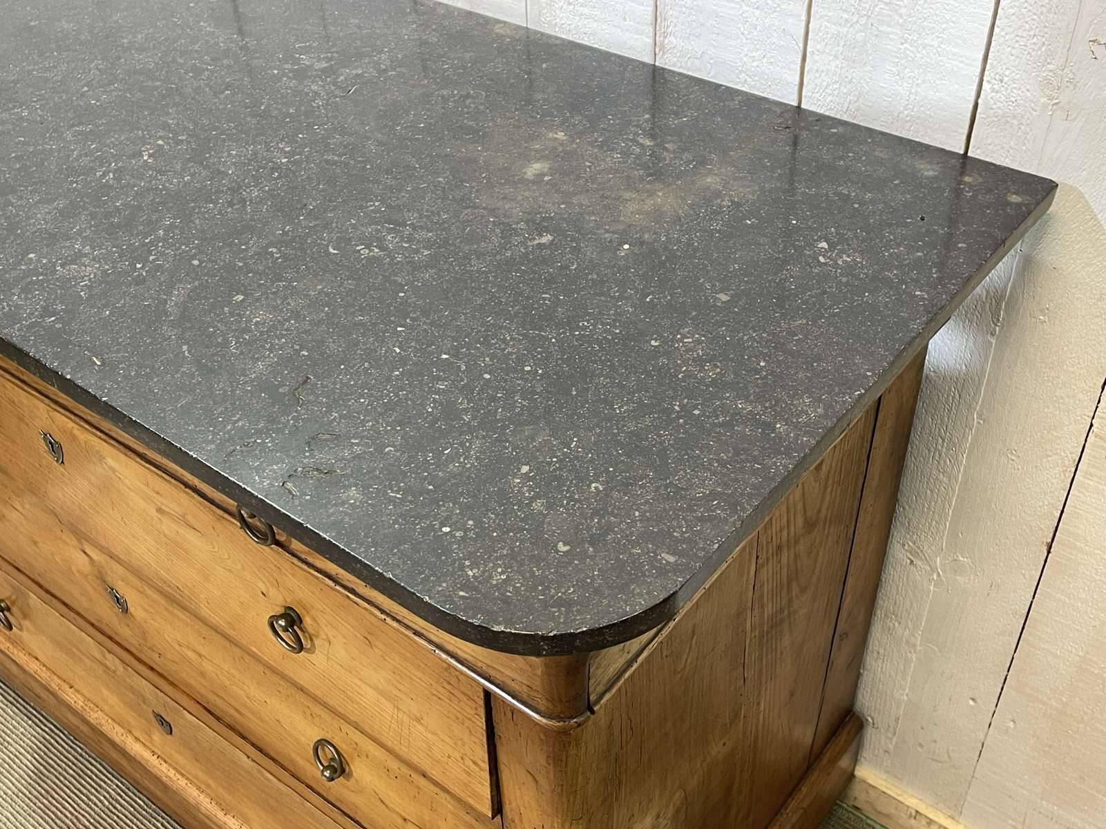 Commode Restauration XIXème en merisier et dessus marbre noir