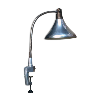 Flexible workshop lamp fastening