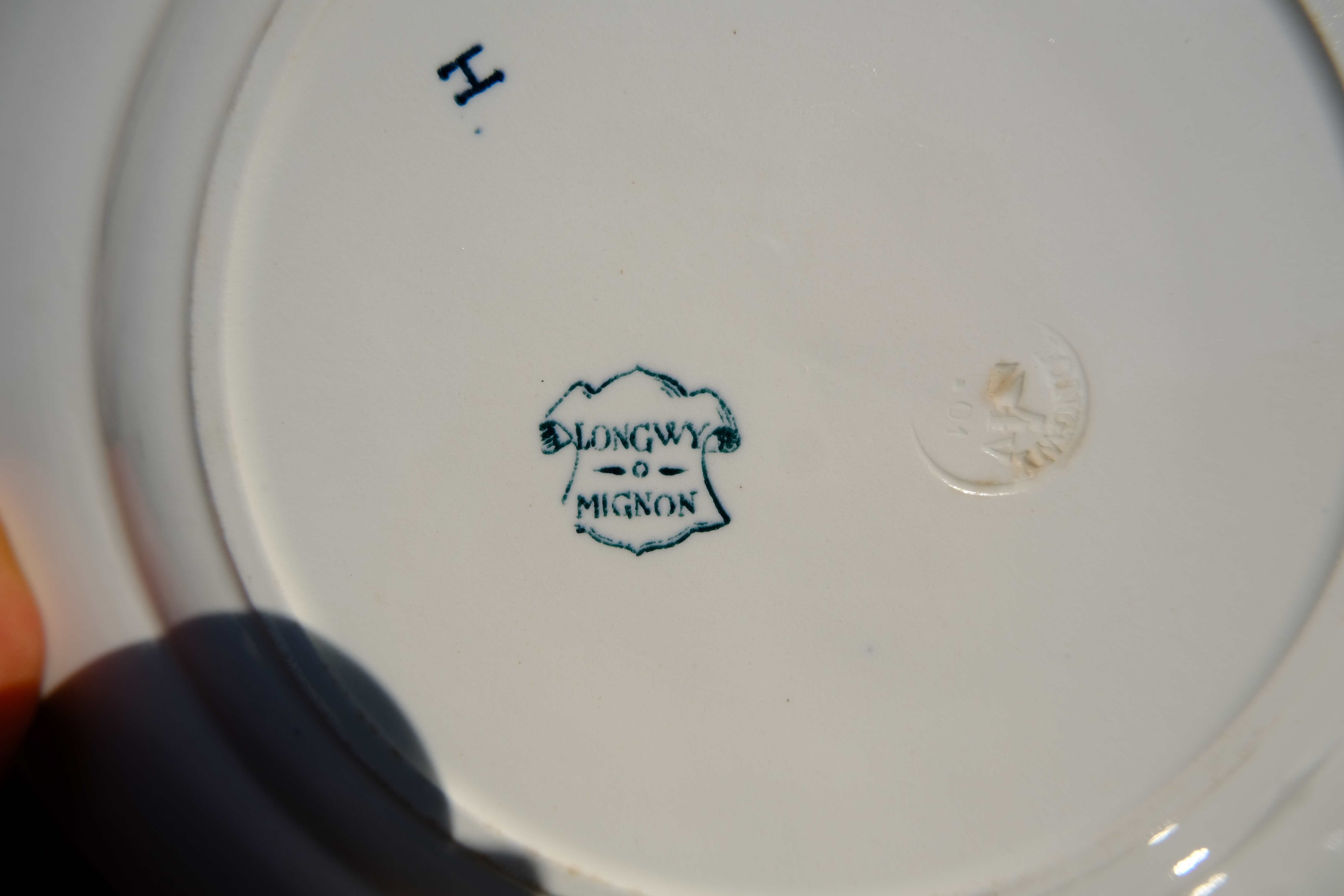 Mignon plates in Longwy earthenware