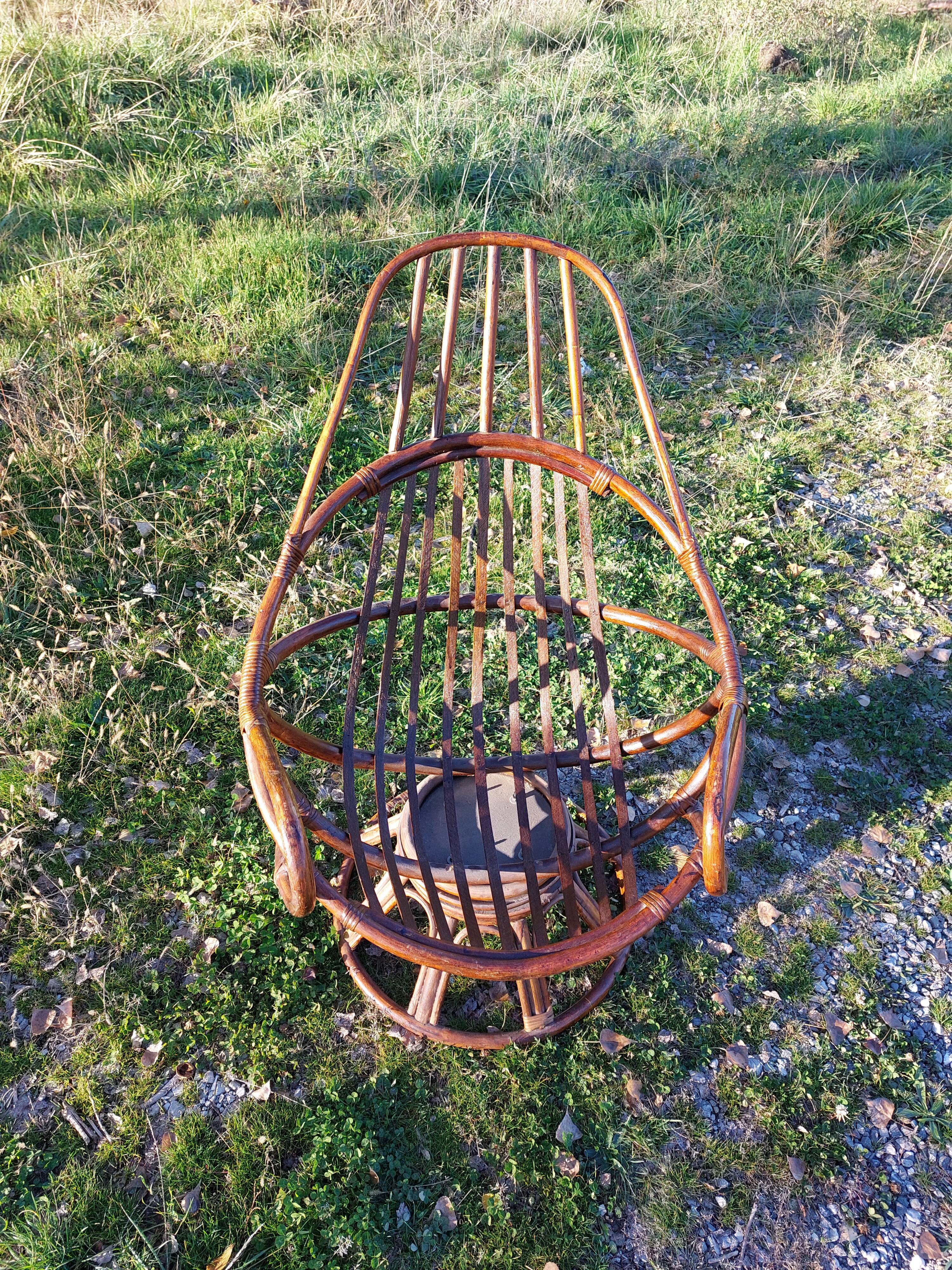 Fauteuil vintage pivotant en bambou et rotin